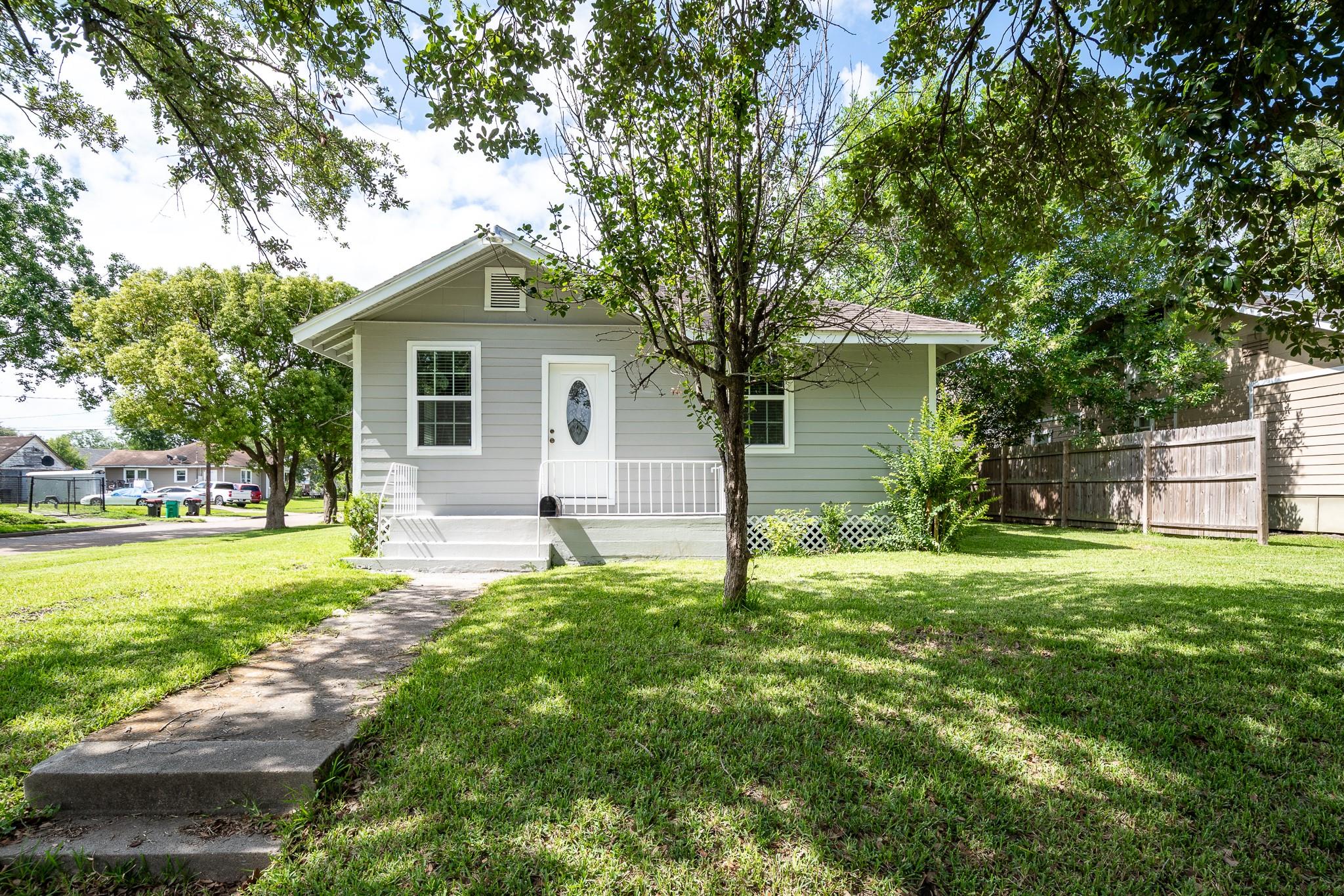 3201 Iowa St, Baytown, TX 77520