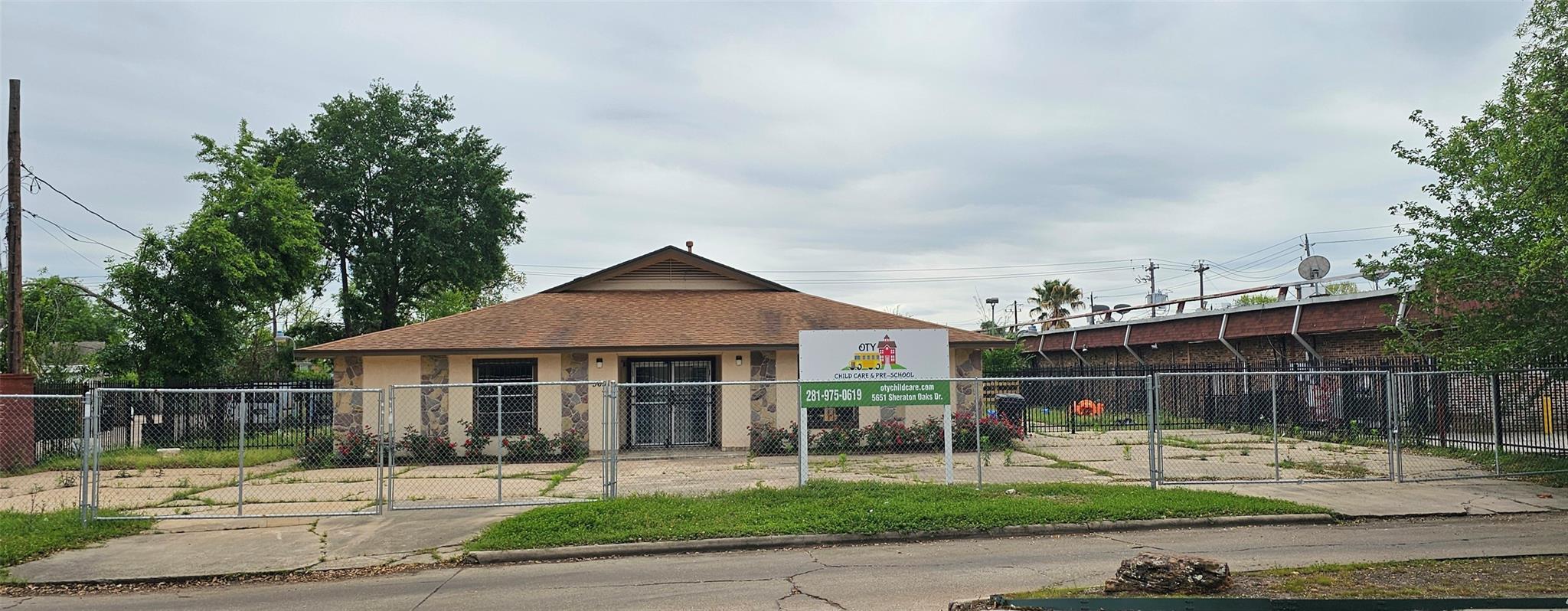 5651 Sheraton Oaks Dr, Houston, TX 77091 photo