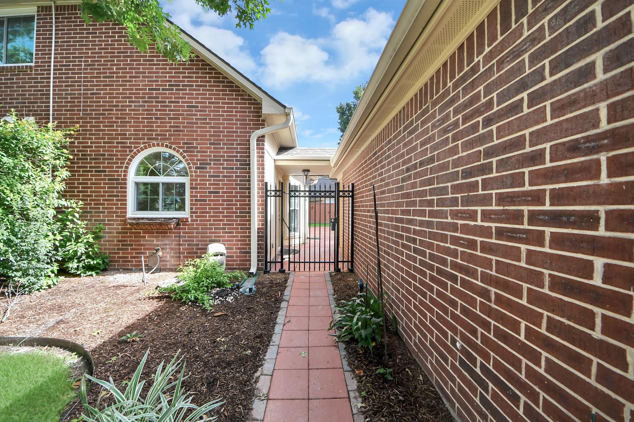 1302 Wickshire Ln, Houston, TX 77043 photo