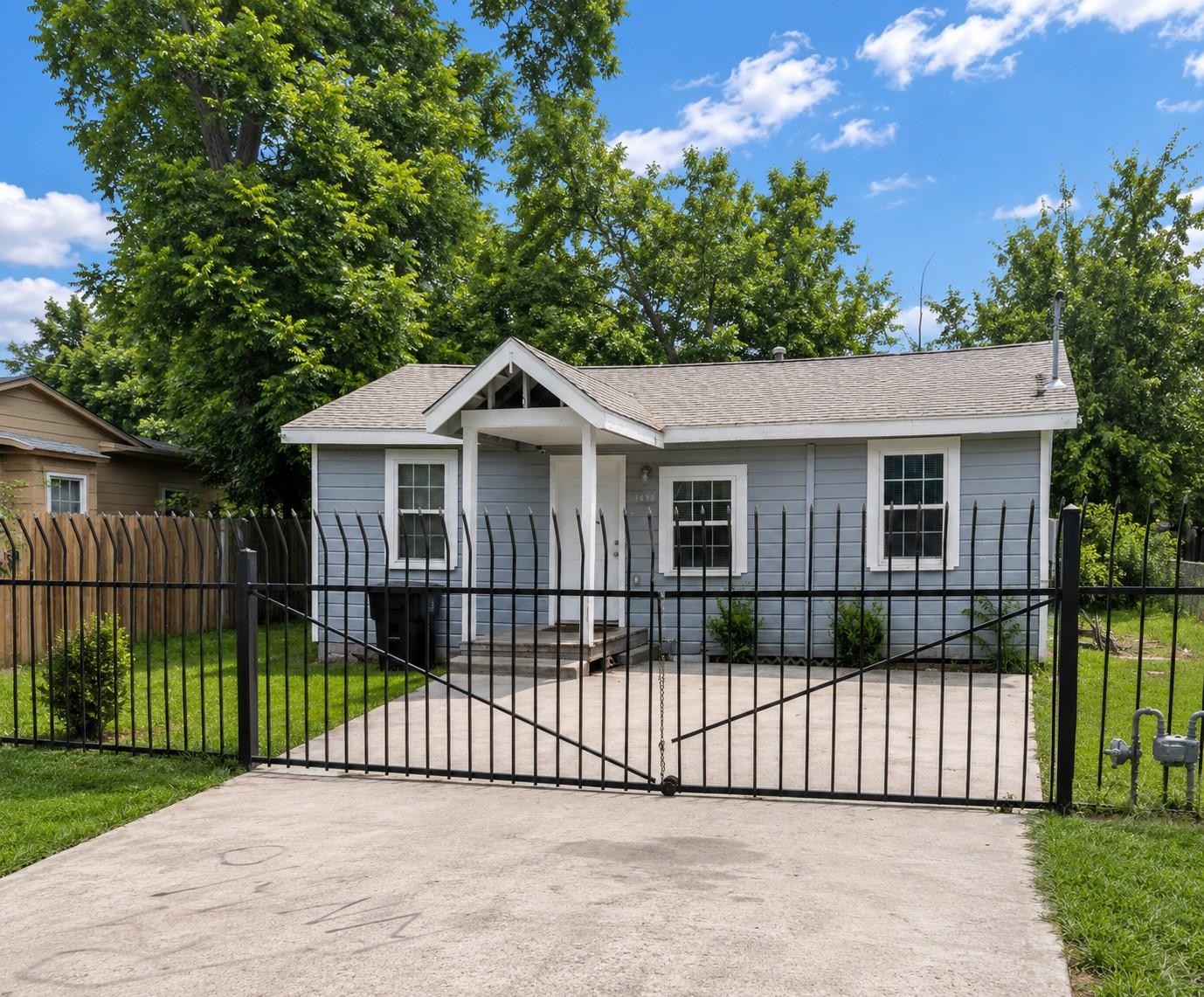 7438 Bywood St, Houston, TX 77028