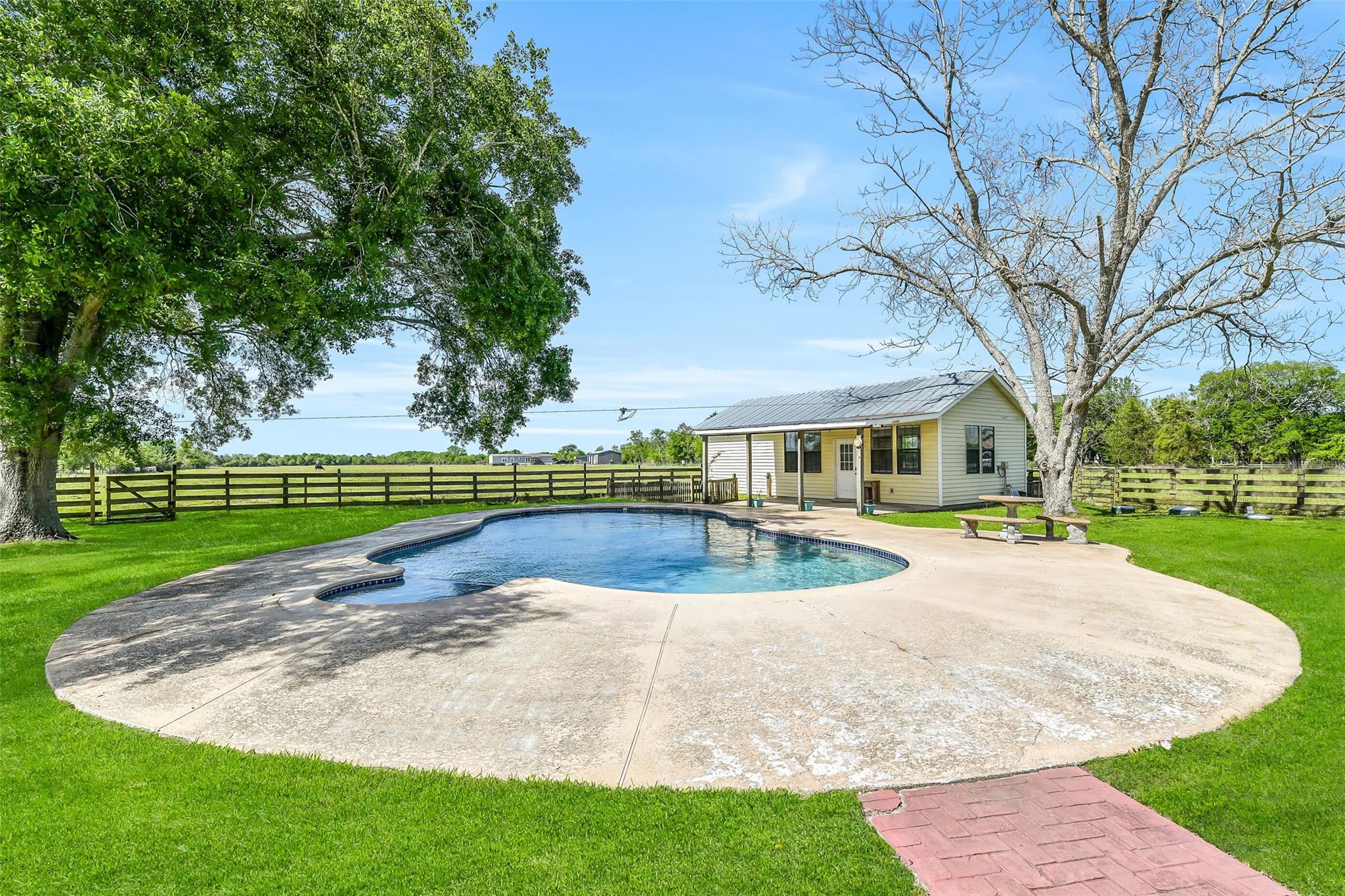 3358 County Road 172, Alvin, TX 77511 photo