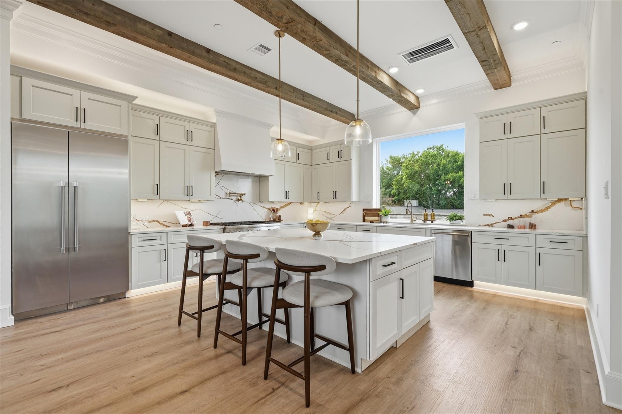 2111 Nantucket Dr, Houston, TX 77057