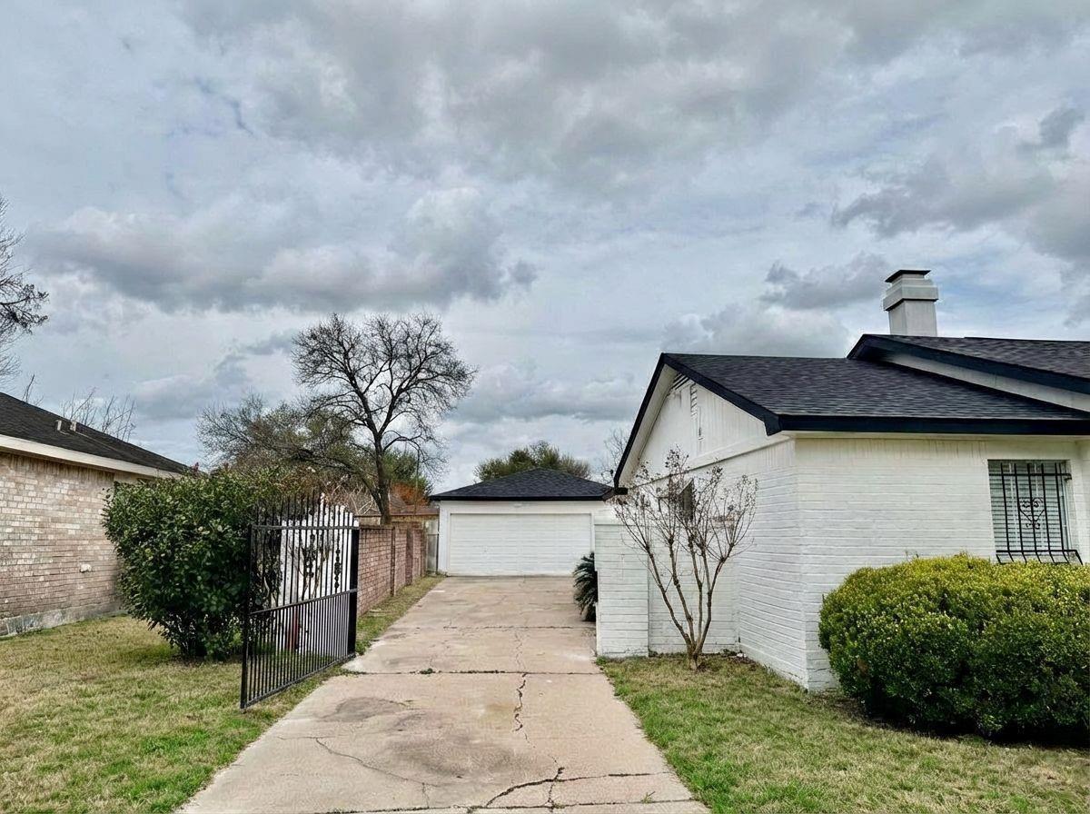 12834 Glenwolde Dr, Houston, TX 77099 photo