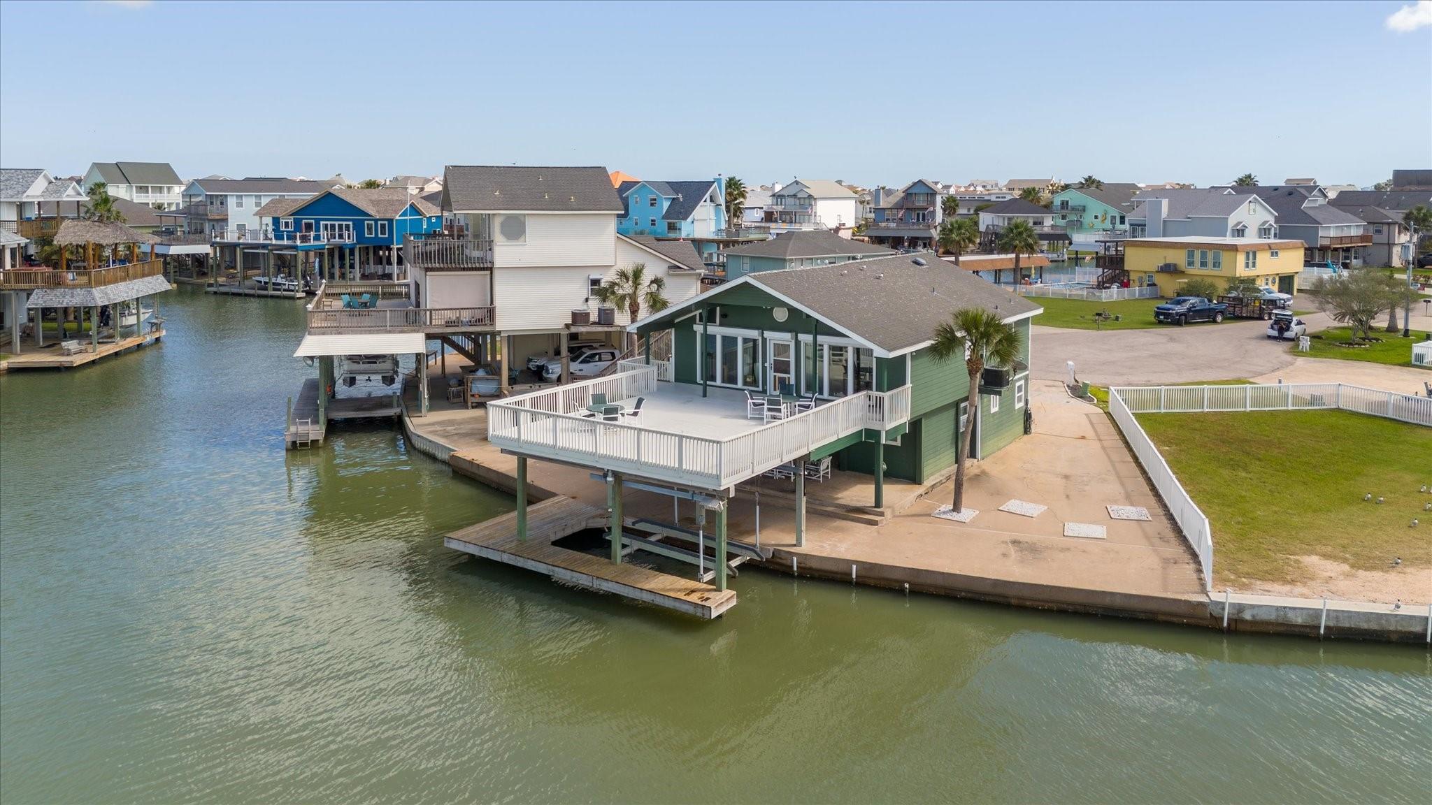 427 Tahiti Rd, Tiki Island, TX 77554