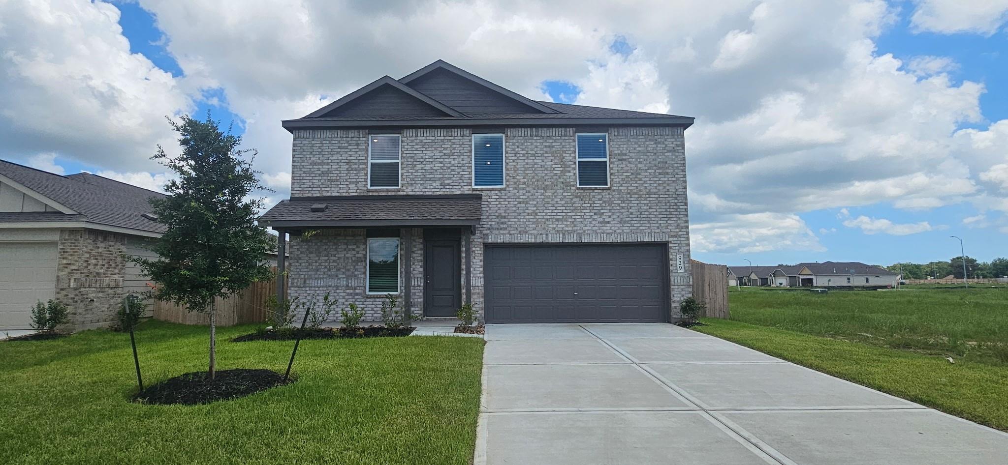 929 Woodhaven Lake Dr, La Marque, TX 77568