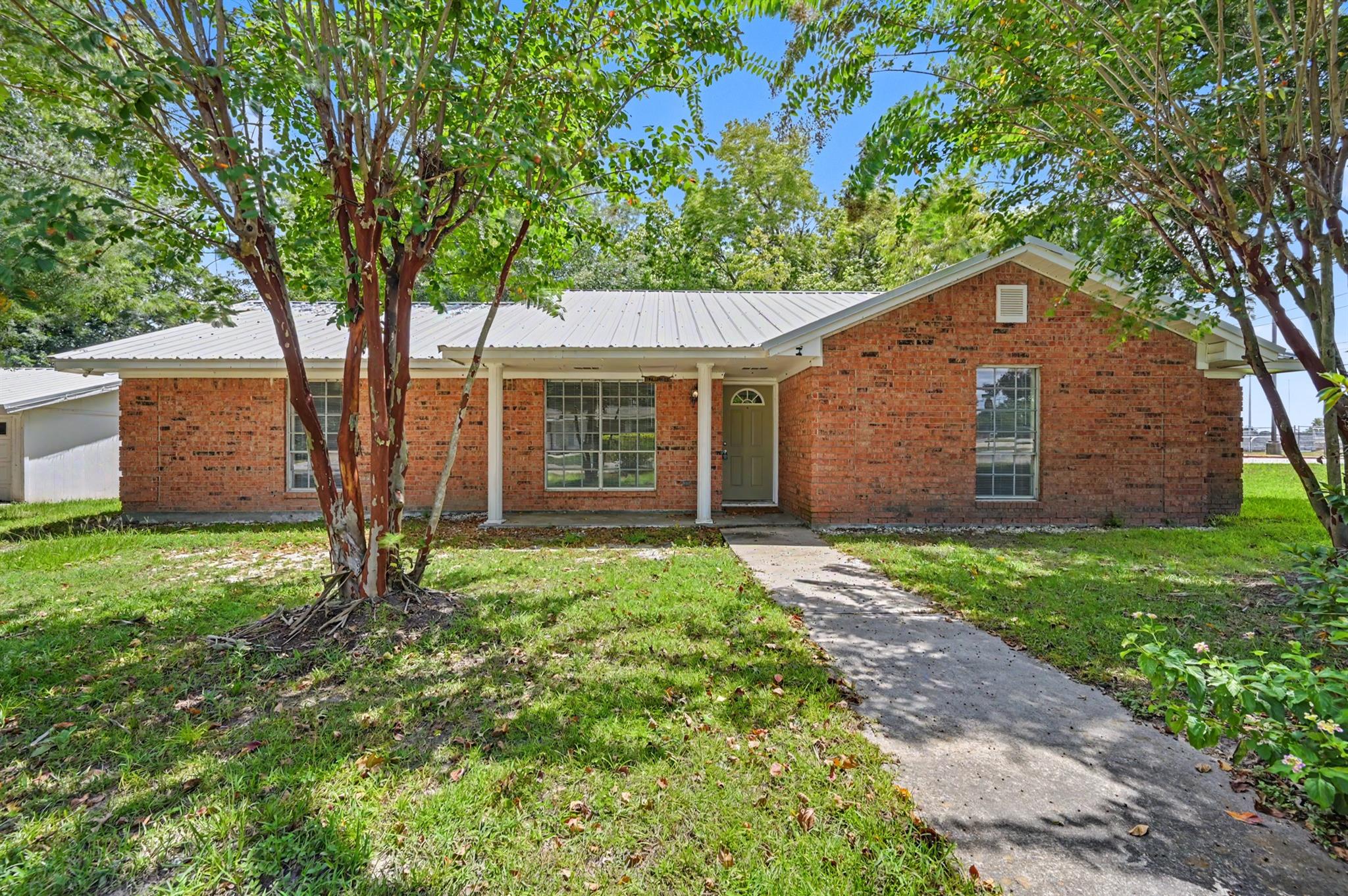 100 Bybee St, Willis, TX 77378