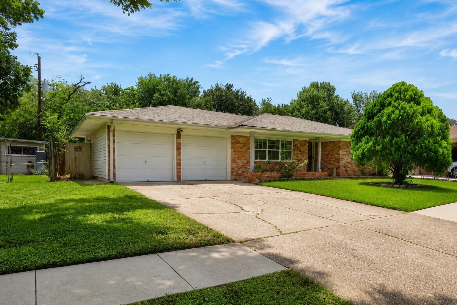 1313 Plymouth St, Pasadena, TX 77502