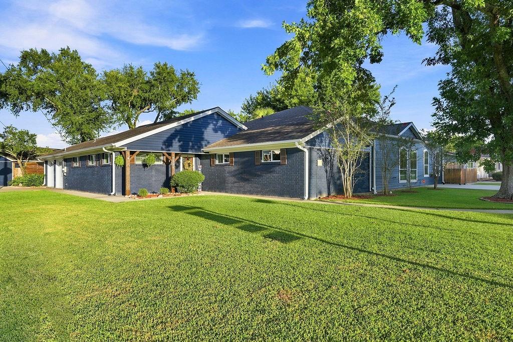 5701 Melody Ln, Dickinson, TX 77539