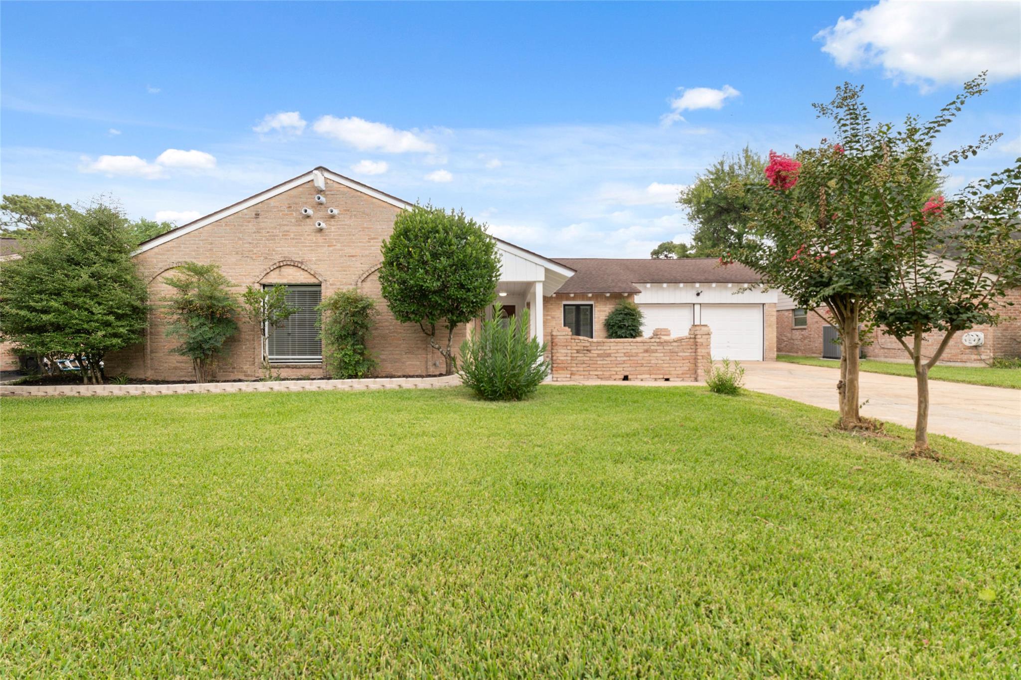 11411 Ash Creek Dr, Houston, TX 77043