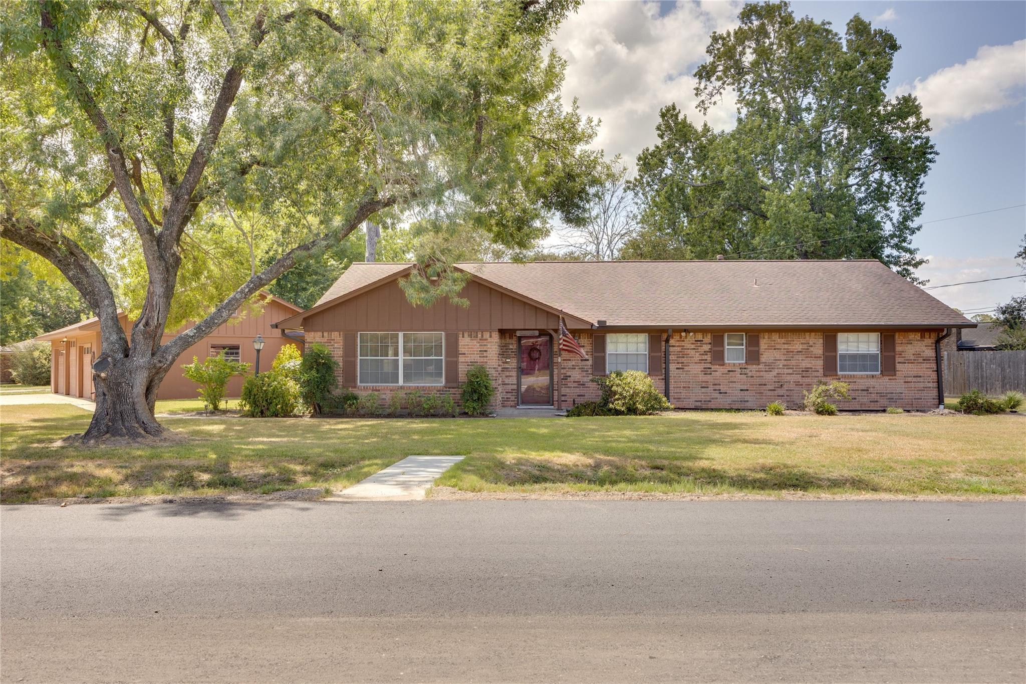 5821 Russell Lane Ln, Baytown, TX 77521