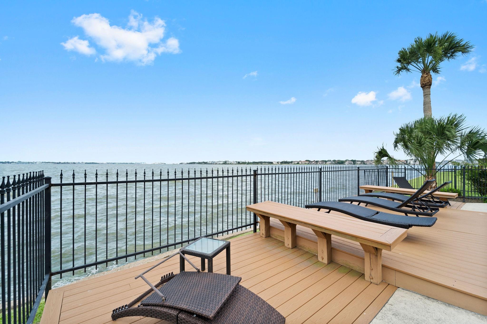 309 Lakeside Ln, Houston, TX 77058 photo