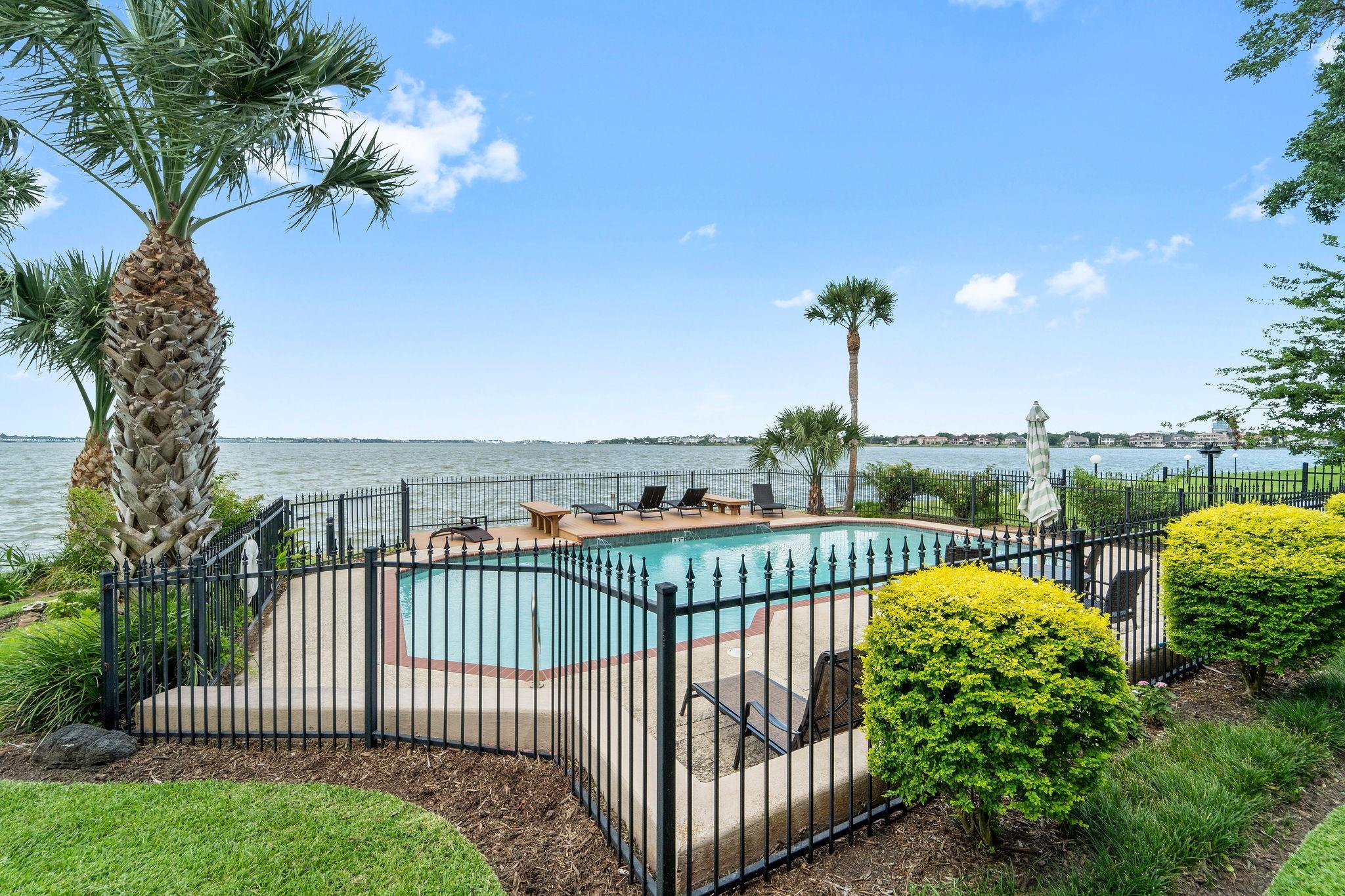 309 Lakeside Ln, Houston, TX 77058 photo