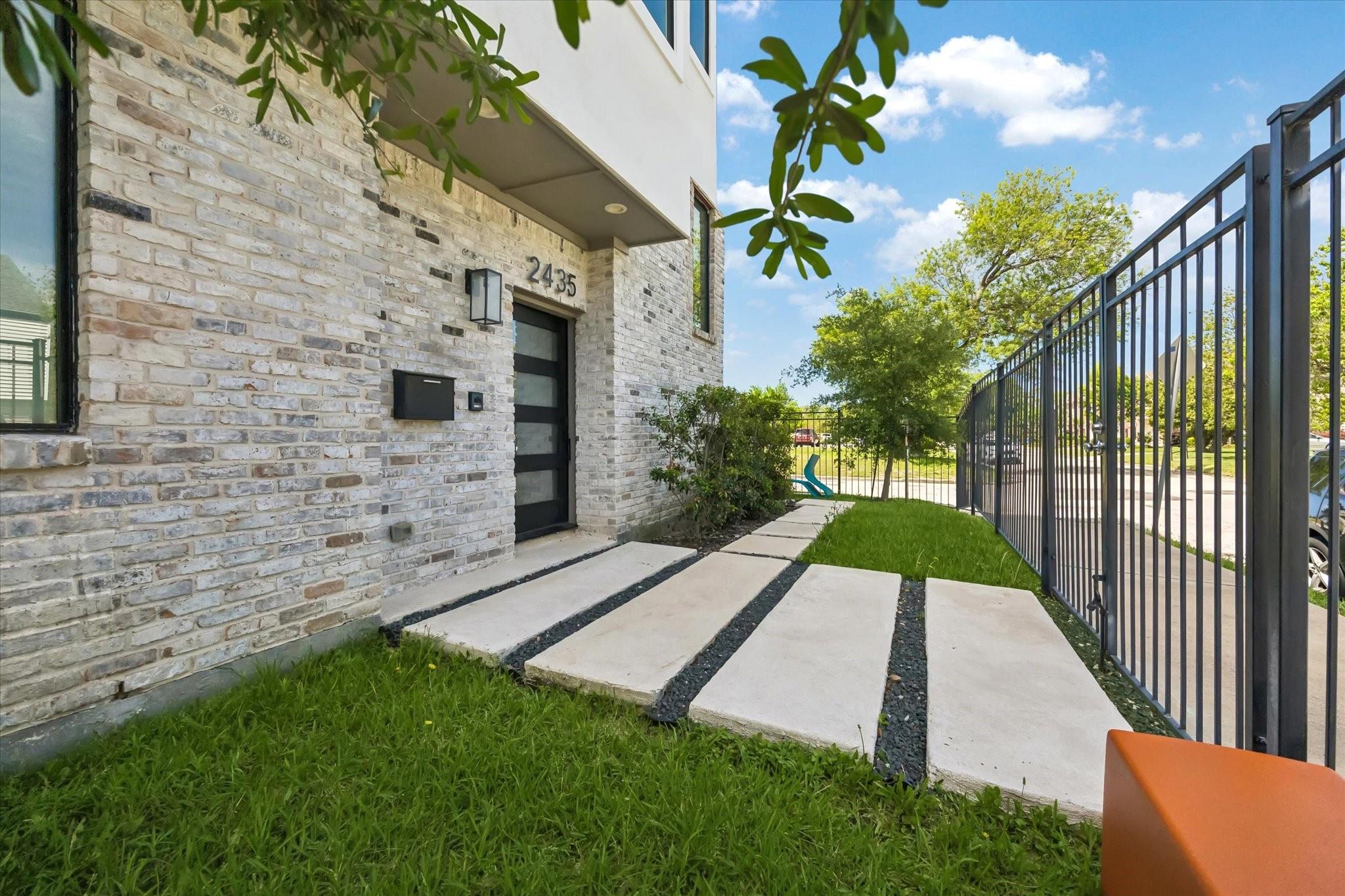 2435 Sheridan St, Houston, TX 77030 photo