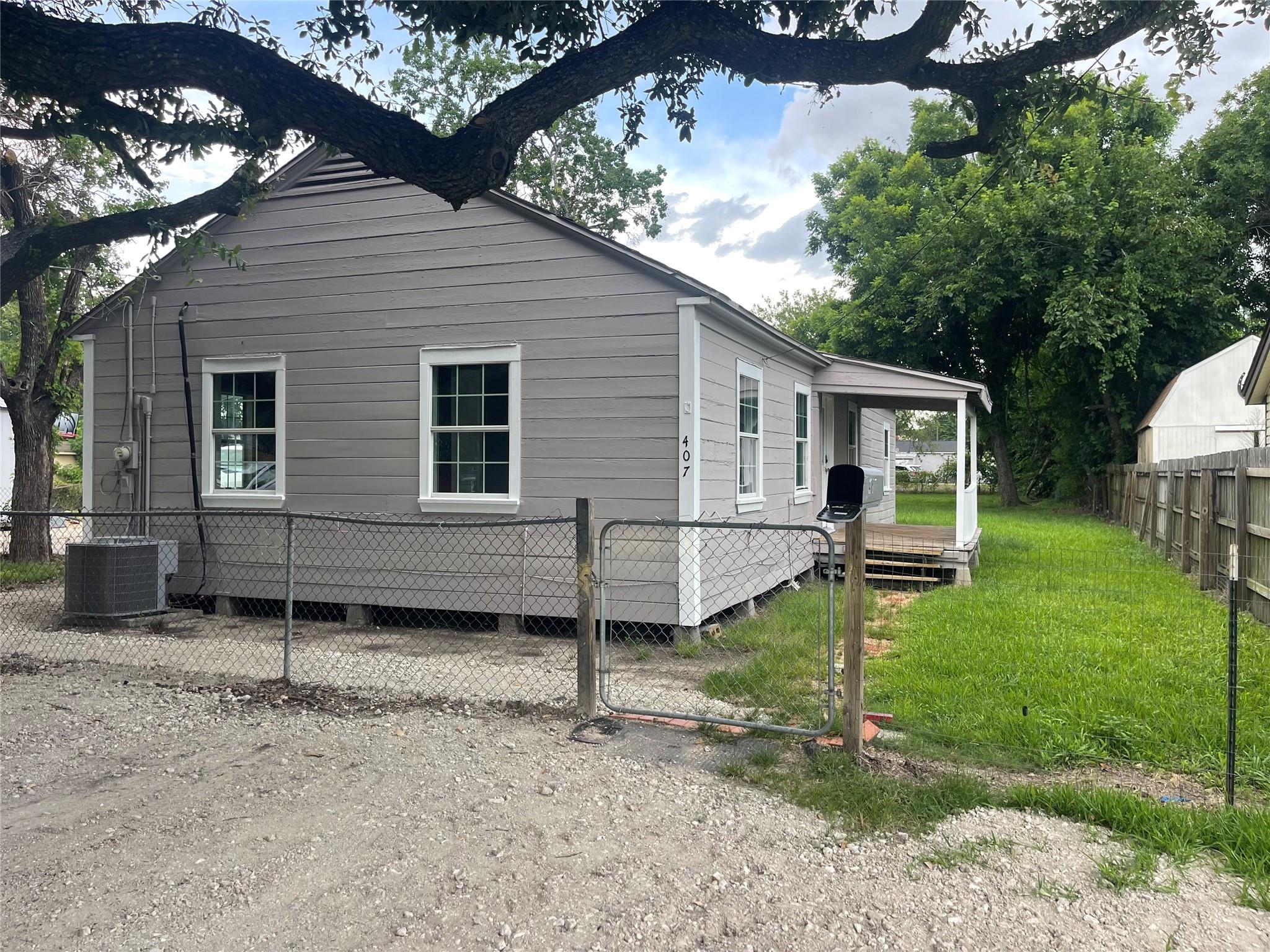 407 Magnolia St, Highlands, TX 77562