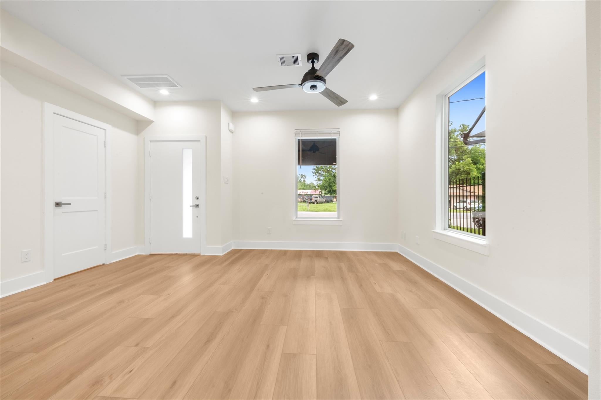 1275 Dewalt St, Houston, TX 77088 photo