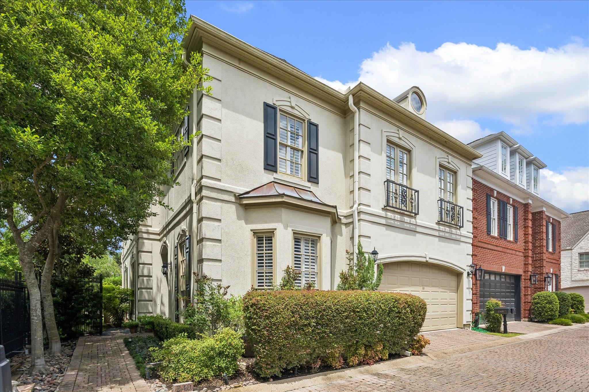240 Post Oak Ln, Houston, TX 77056