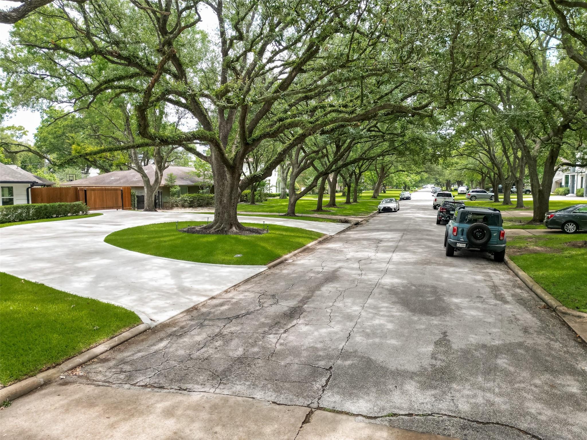 5422 Valerie St, Bellaire, TX 77401 photo