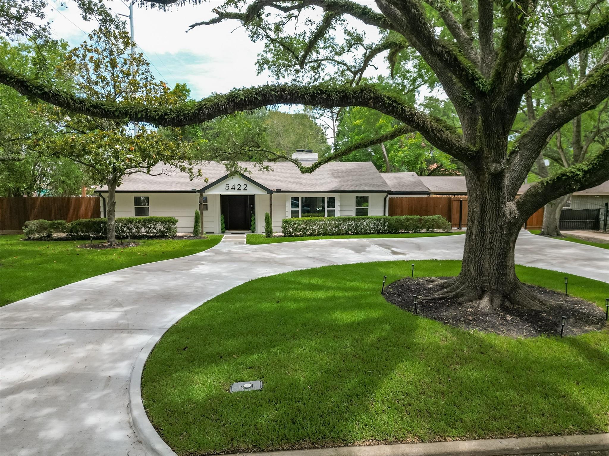 5422 Valerie St, Bellaire, TX 77401