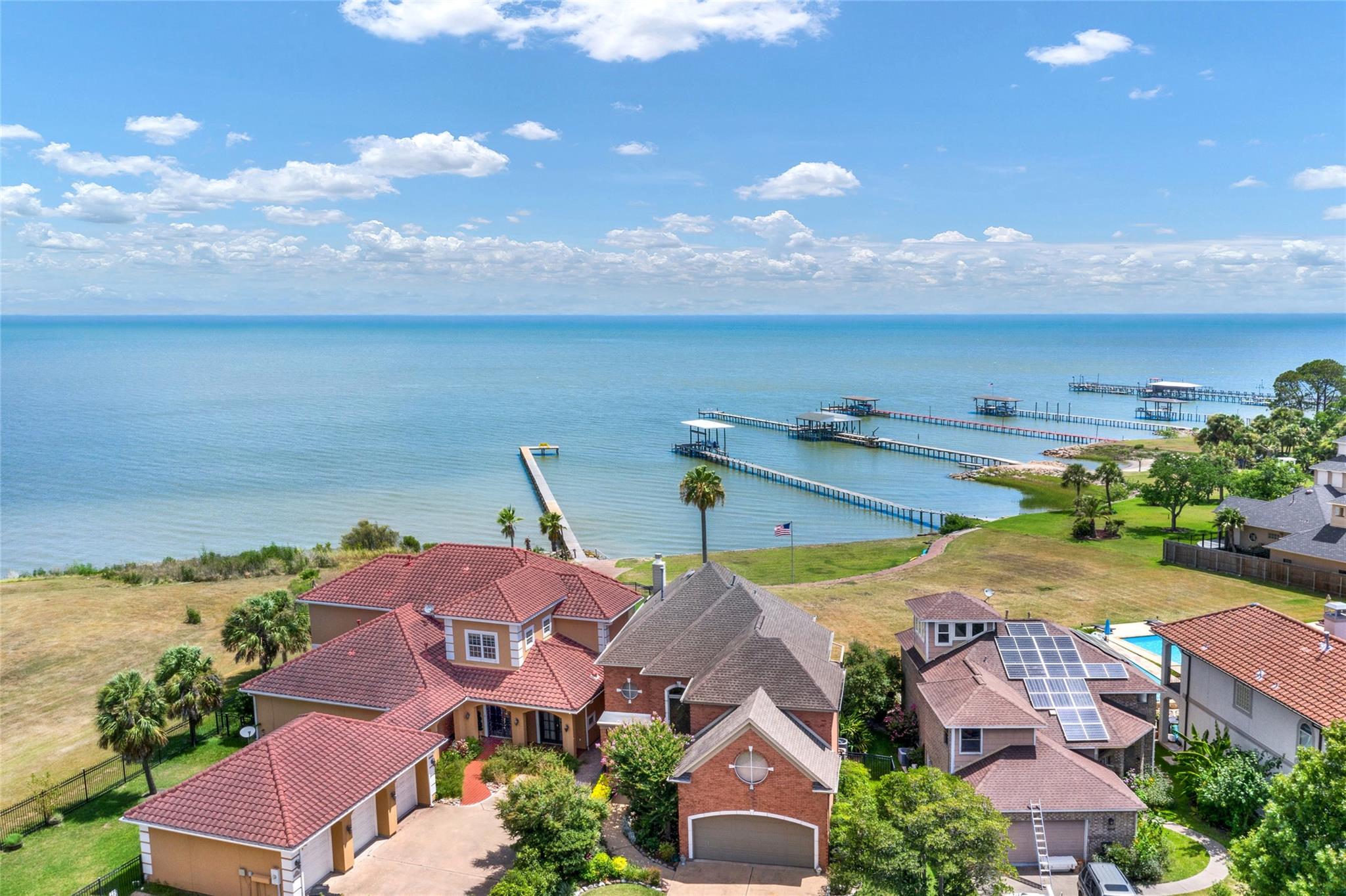 2668 E Bayshore Dr, San Leon, TX 77539 photo
