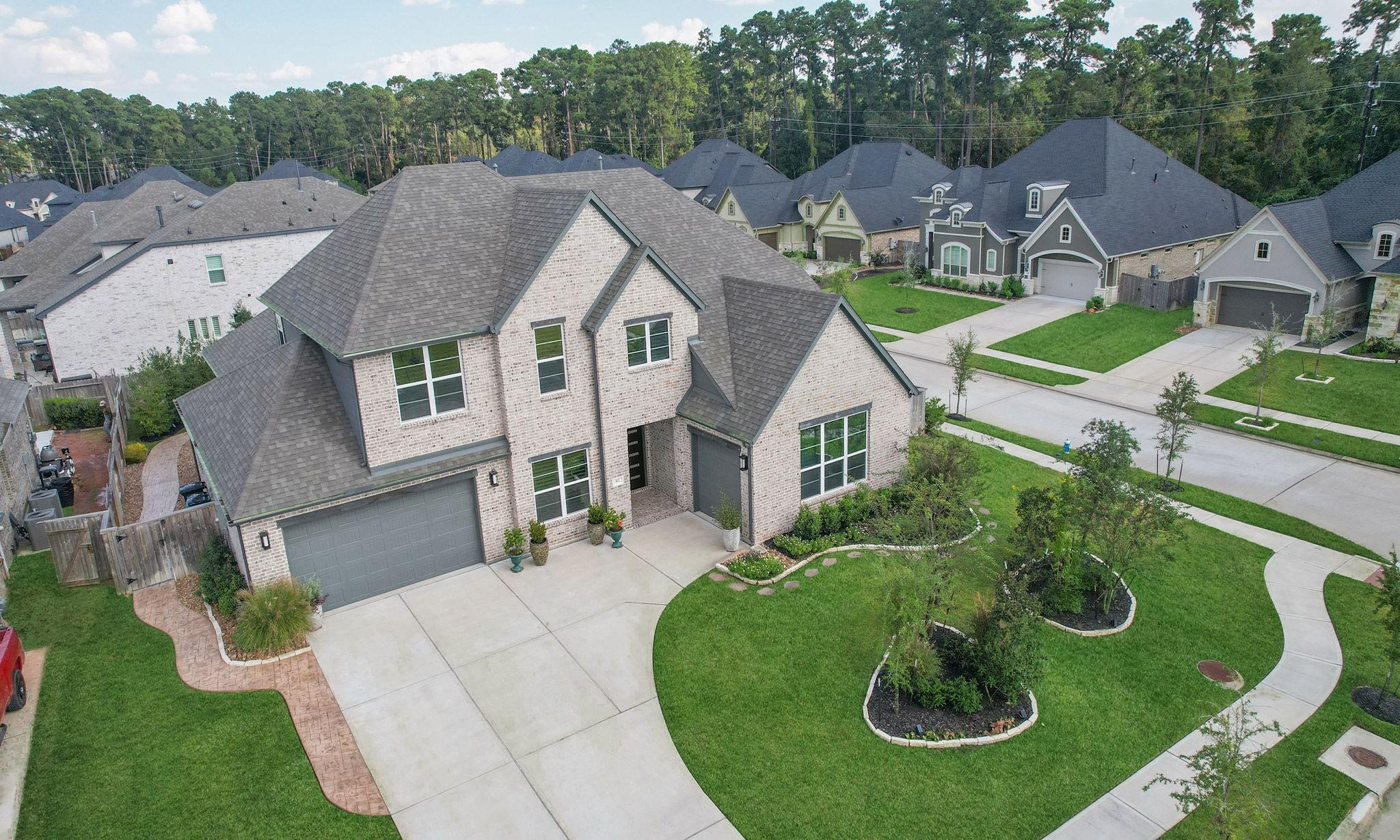 902 Falcon Hollow Ln, Pinehurst, TX 77362