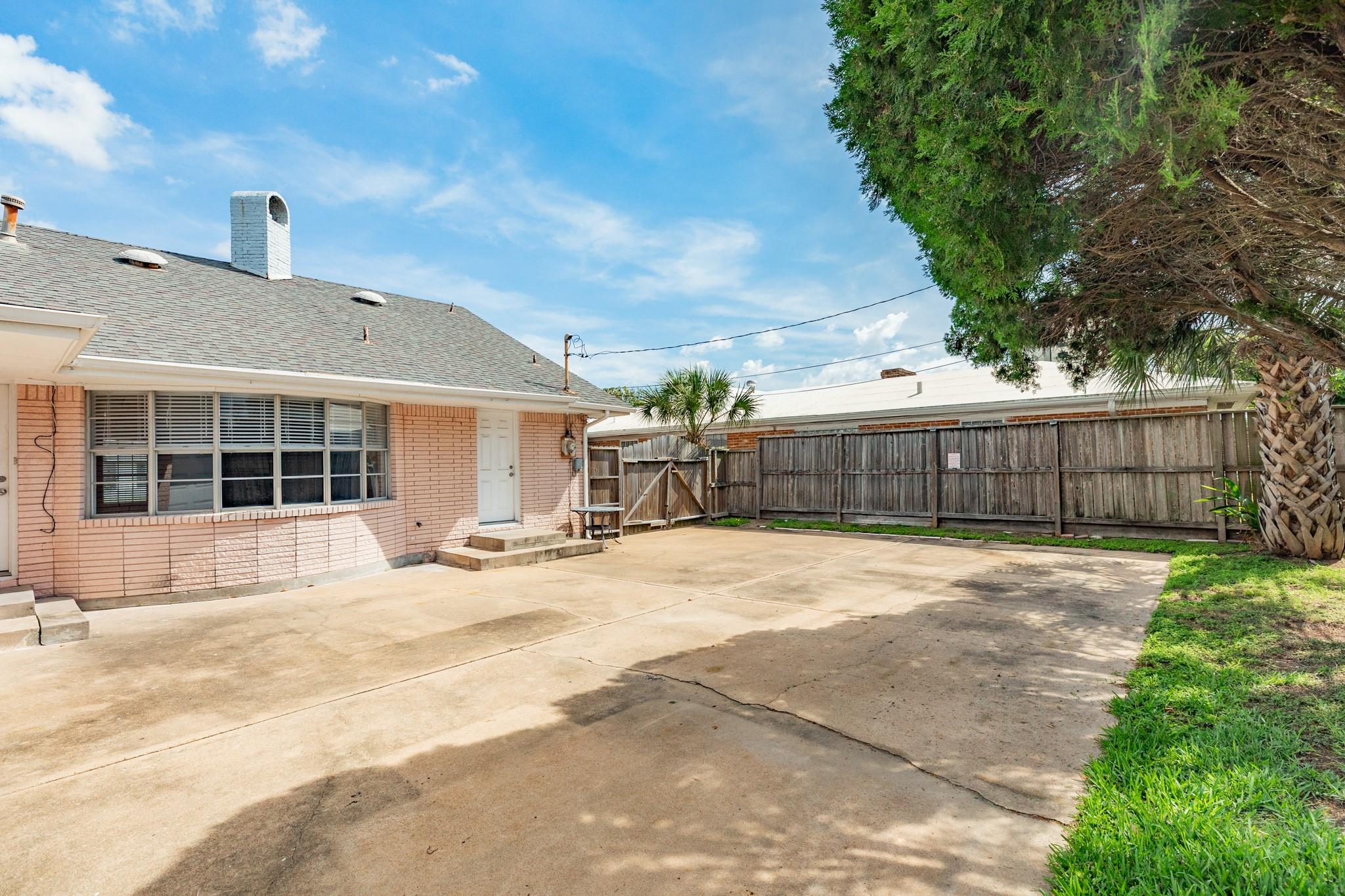 47 Adler Cir, Galveston, TX 77551 photo