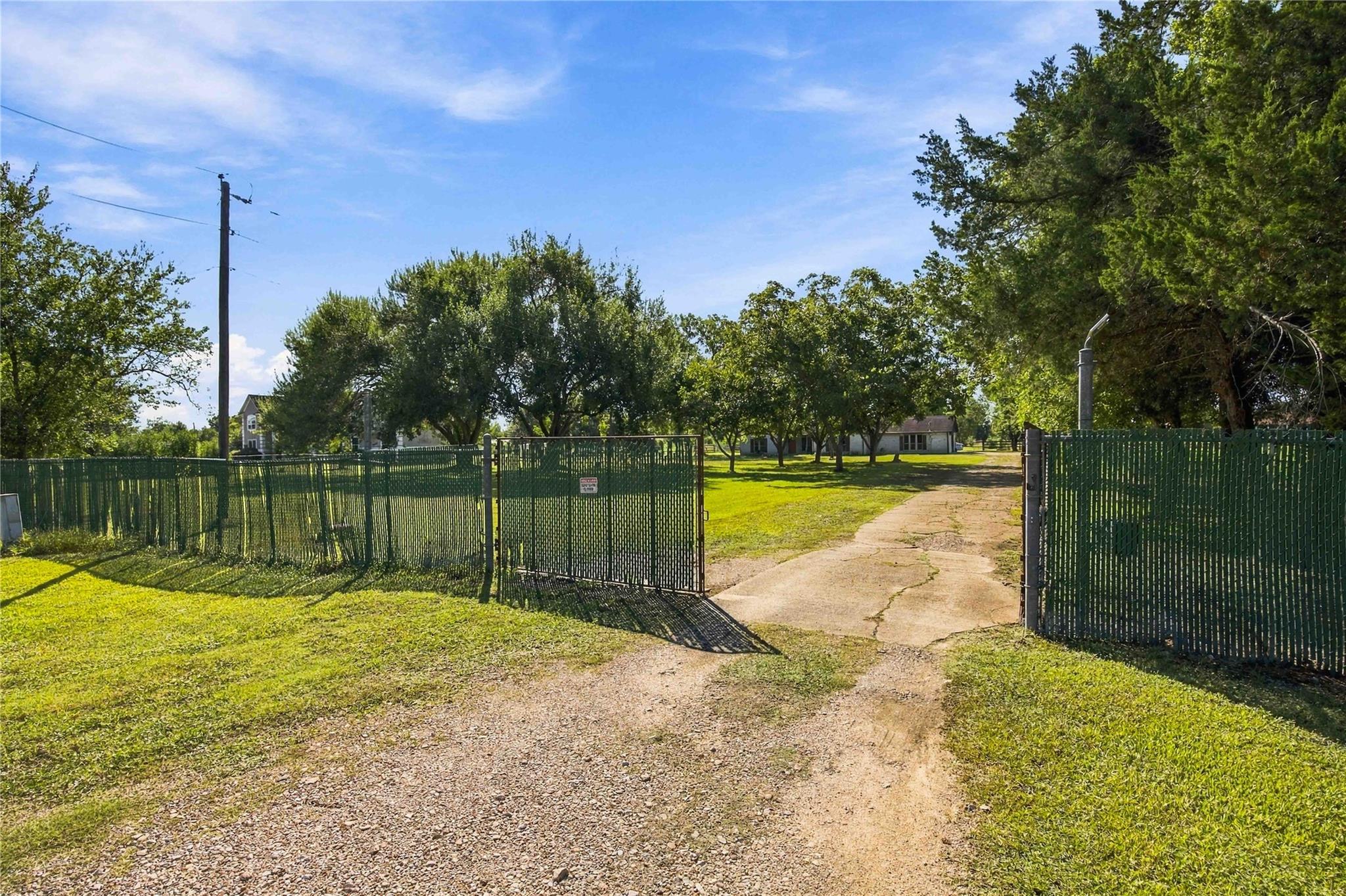 4697 Wickwillow Ln, Alvin, TX 77511 photo