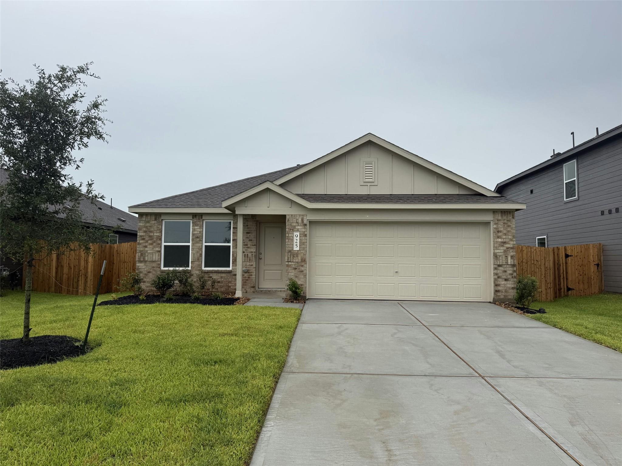 925 Woodhaven Lake Dr, La Marque, TX 77568