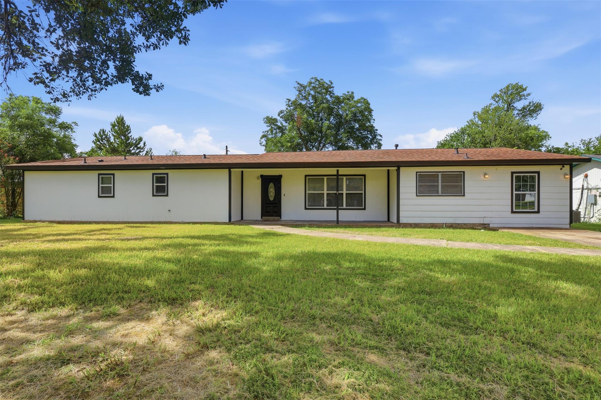 102 Tanglewood St, Baytown, TX 77520