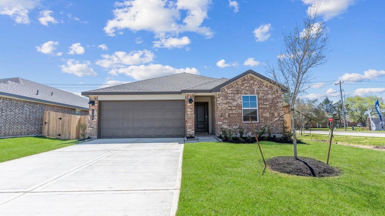 1021 Paddlefish Ln, Alvin, TX 77511