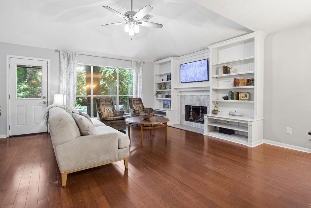 6 Wind Poppy Ct, The Woodlands, TX 77381 photo