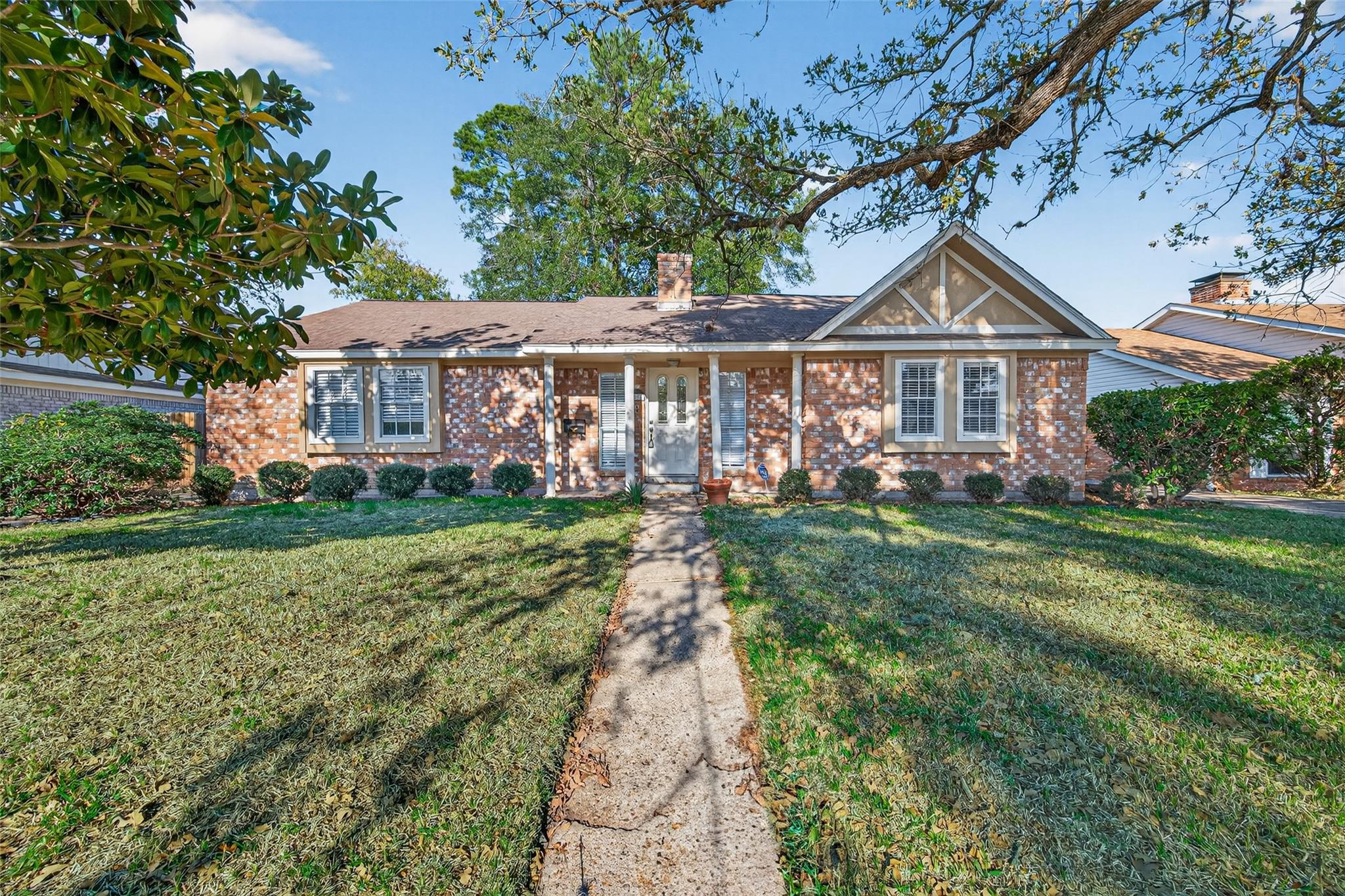 6038 Greenmont Dr, Houston, TX 77092