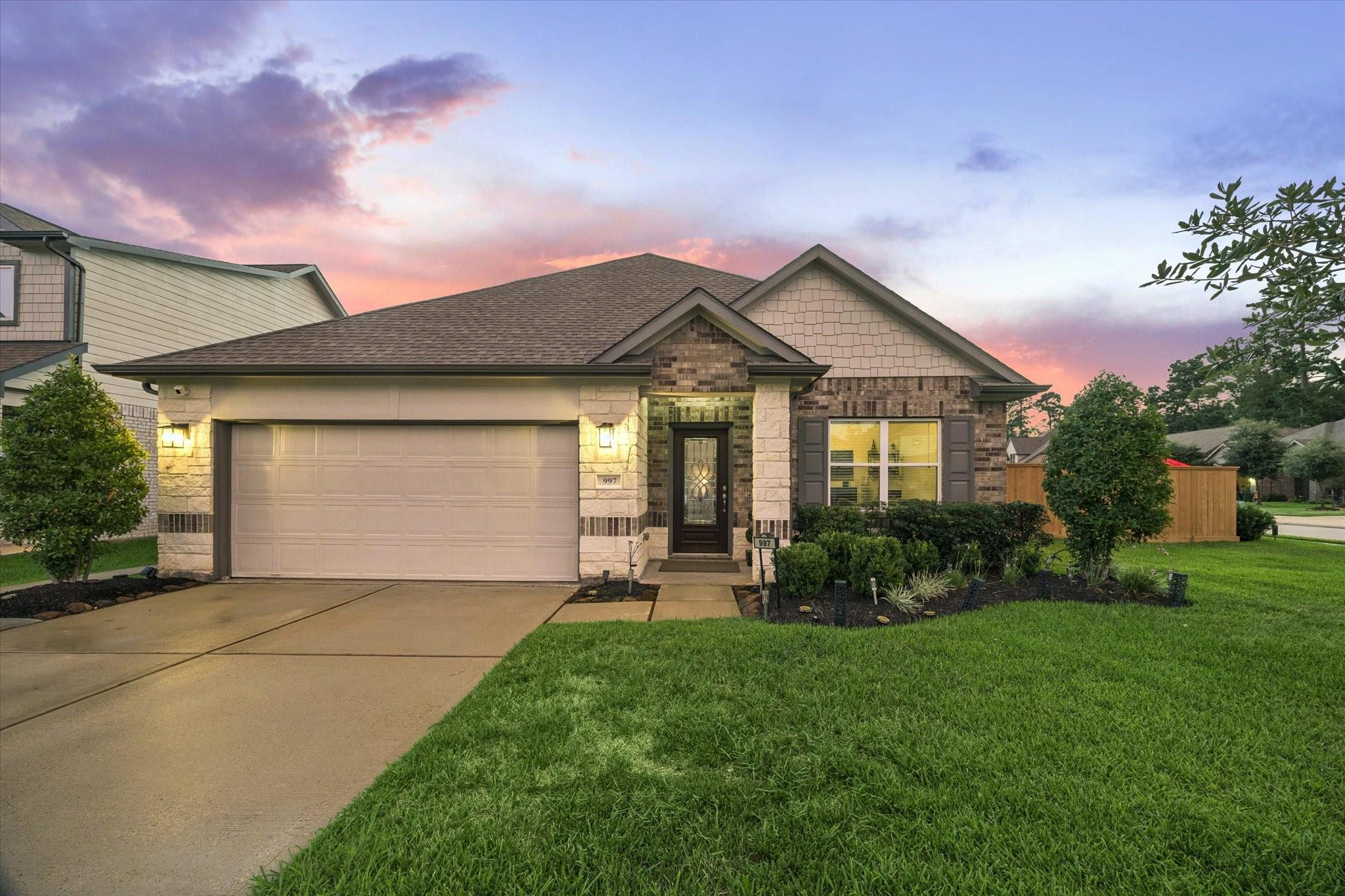 997 Golden Willow Ln, Conroe, TX 77304