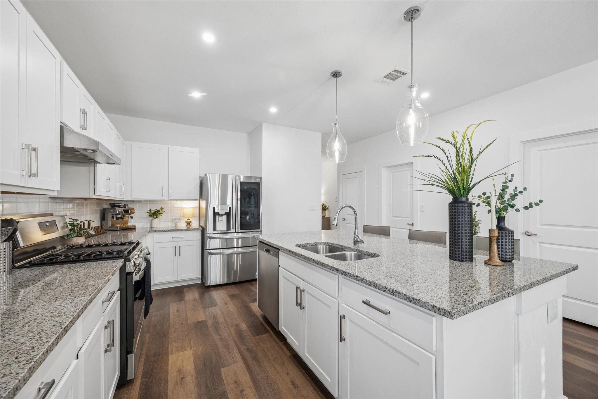 997 Golden Willow Ln, Conroe, TX 77304 photo