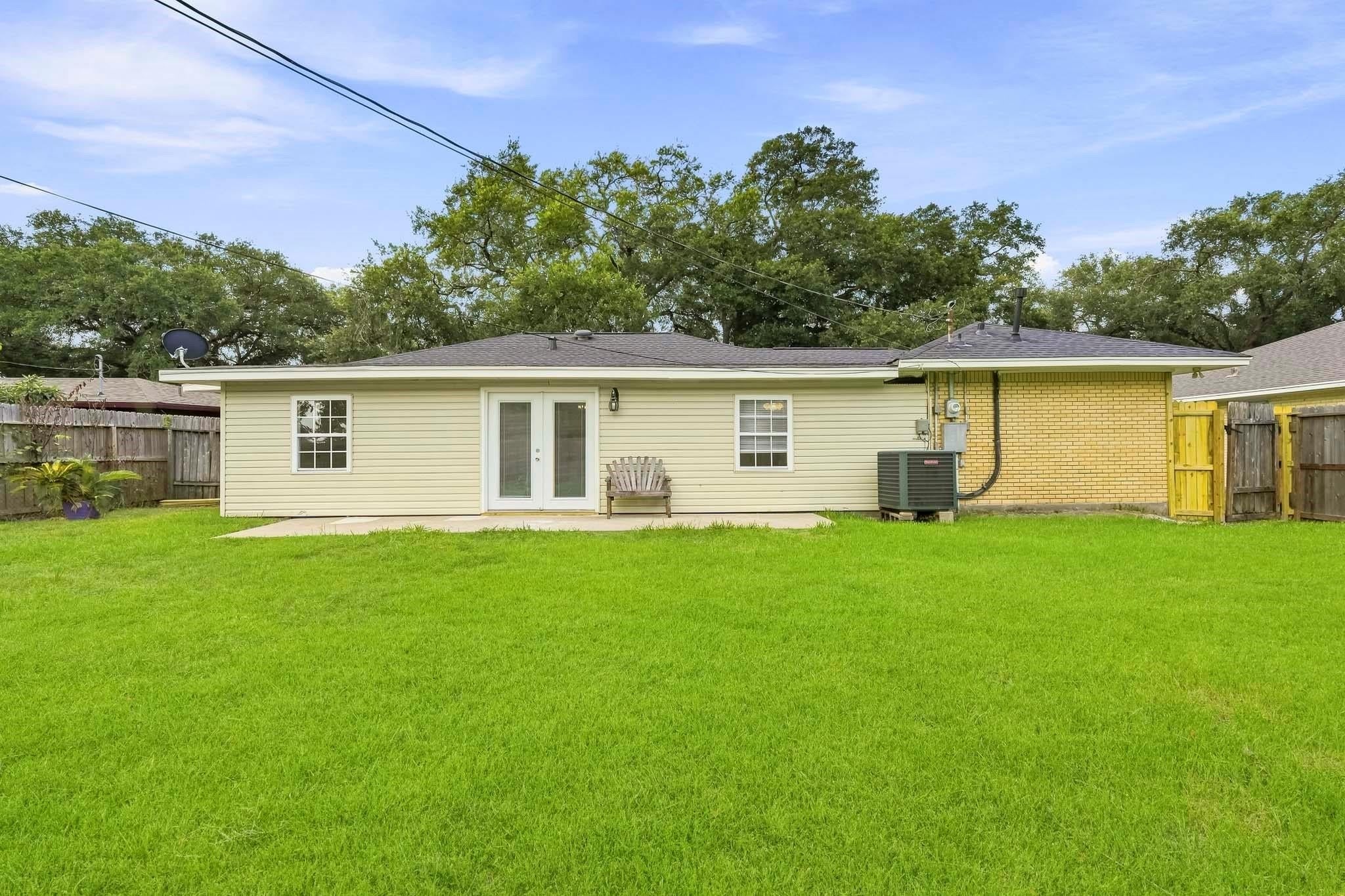 106 S Pin Oak Dr, Texas City, TX 77591 photo