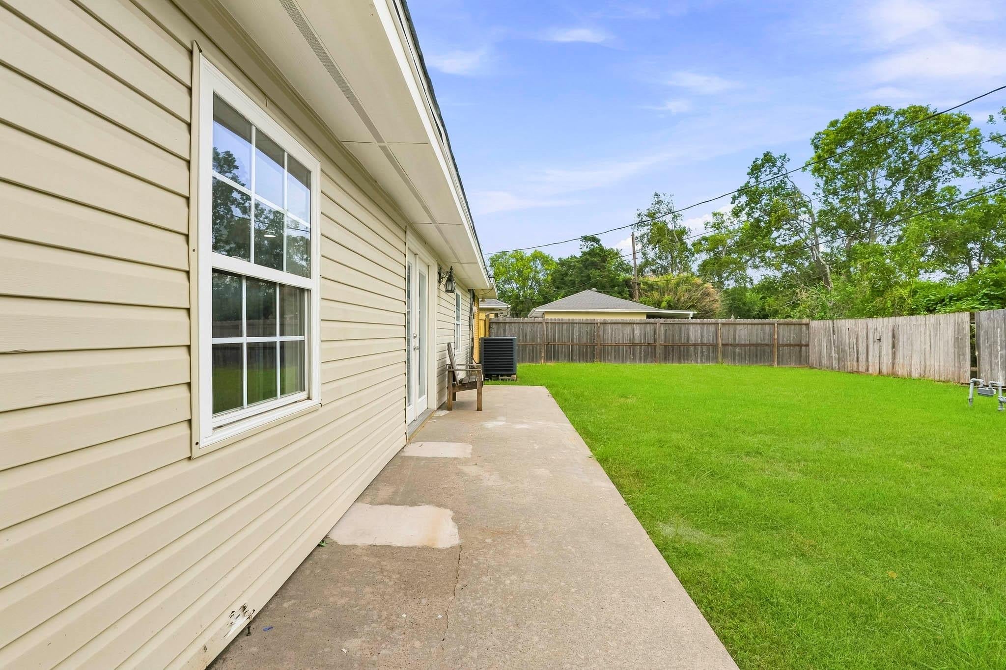 106 S Pin Oak Dr, Texas City, TX 77591 photo