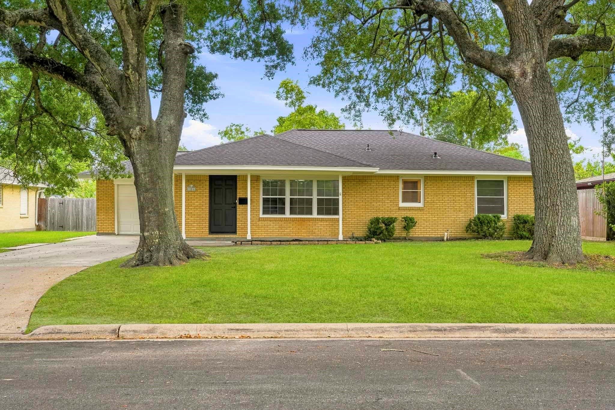 106 Pin Oak Dr, Texas City, TX 77591