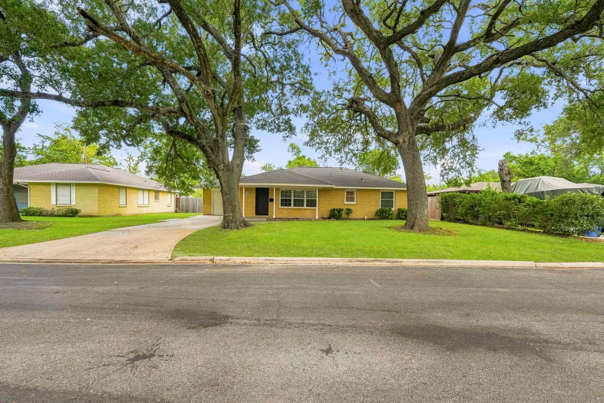 106 S Pin Oak Dr, Texas City, TX 77591 photo