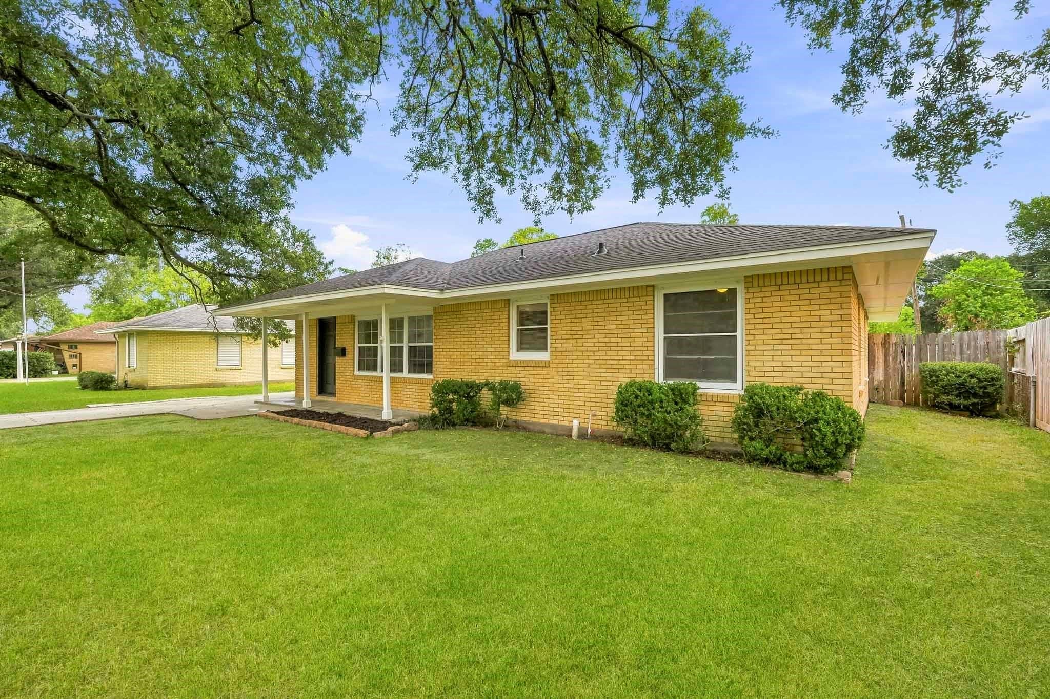 106 S Pin Oak Dr, Texas City, TX 77591 photo