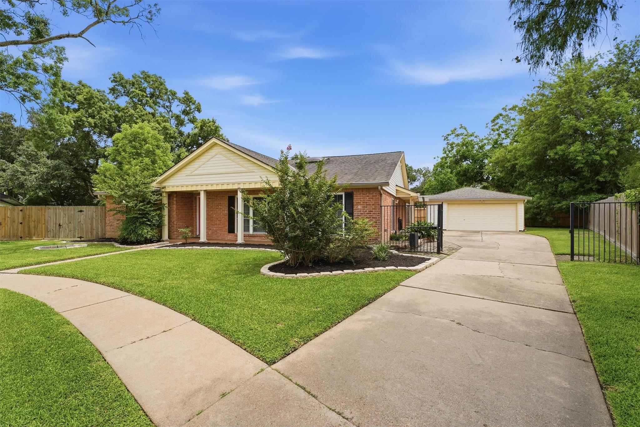 16346 Havenpark Ct, Houston, TX 77059 photo