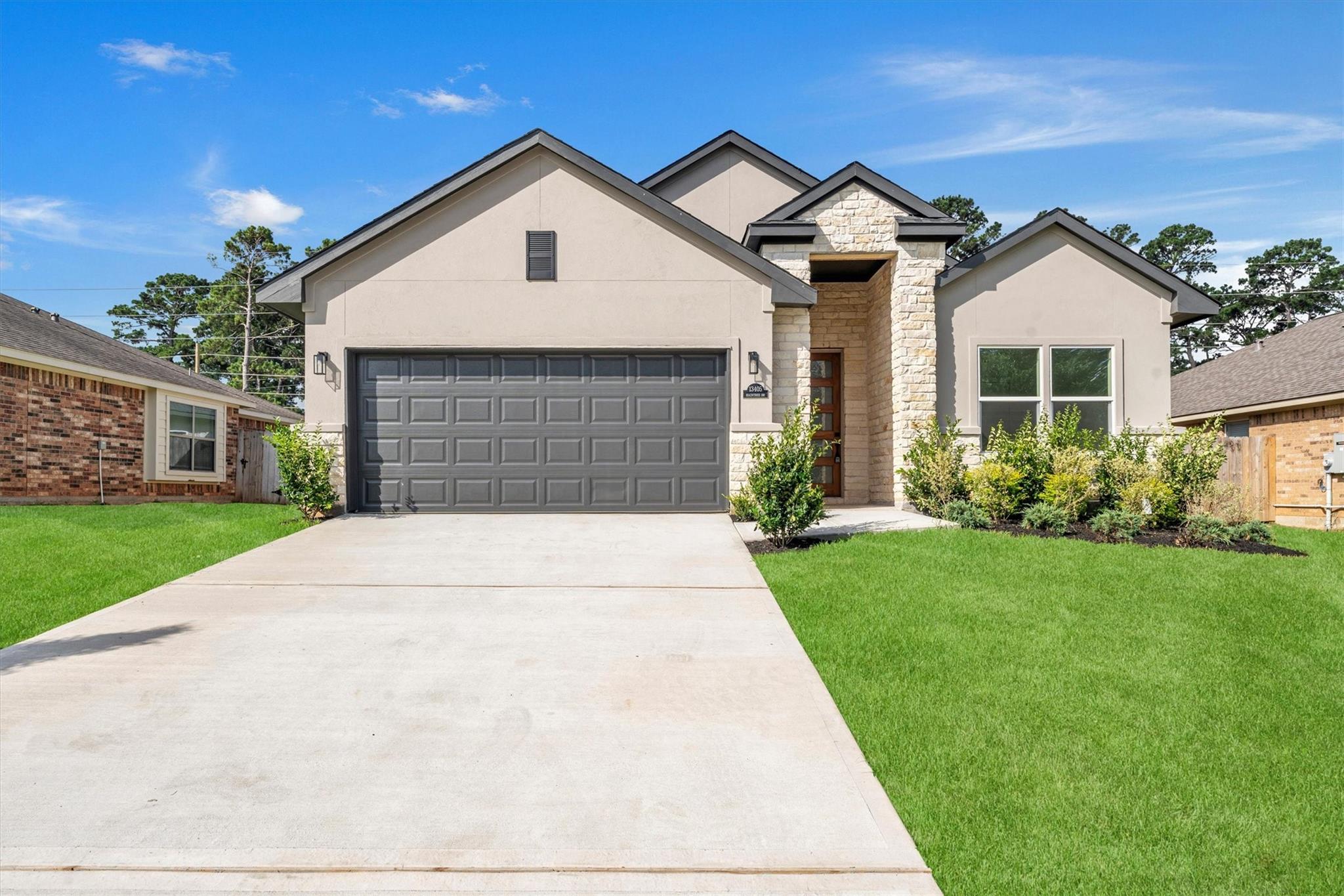 13405 Raintree Dr, Montgomery, TX 77356