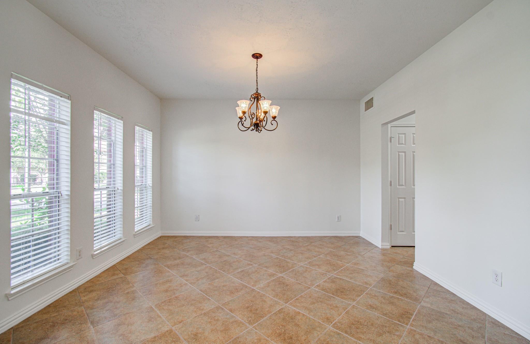 1402 Pine Knot Ct, Pearland, TX 77581 photo
