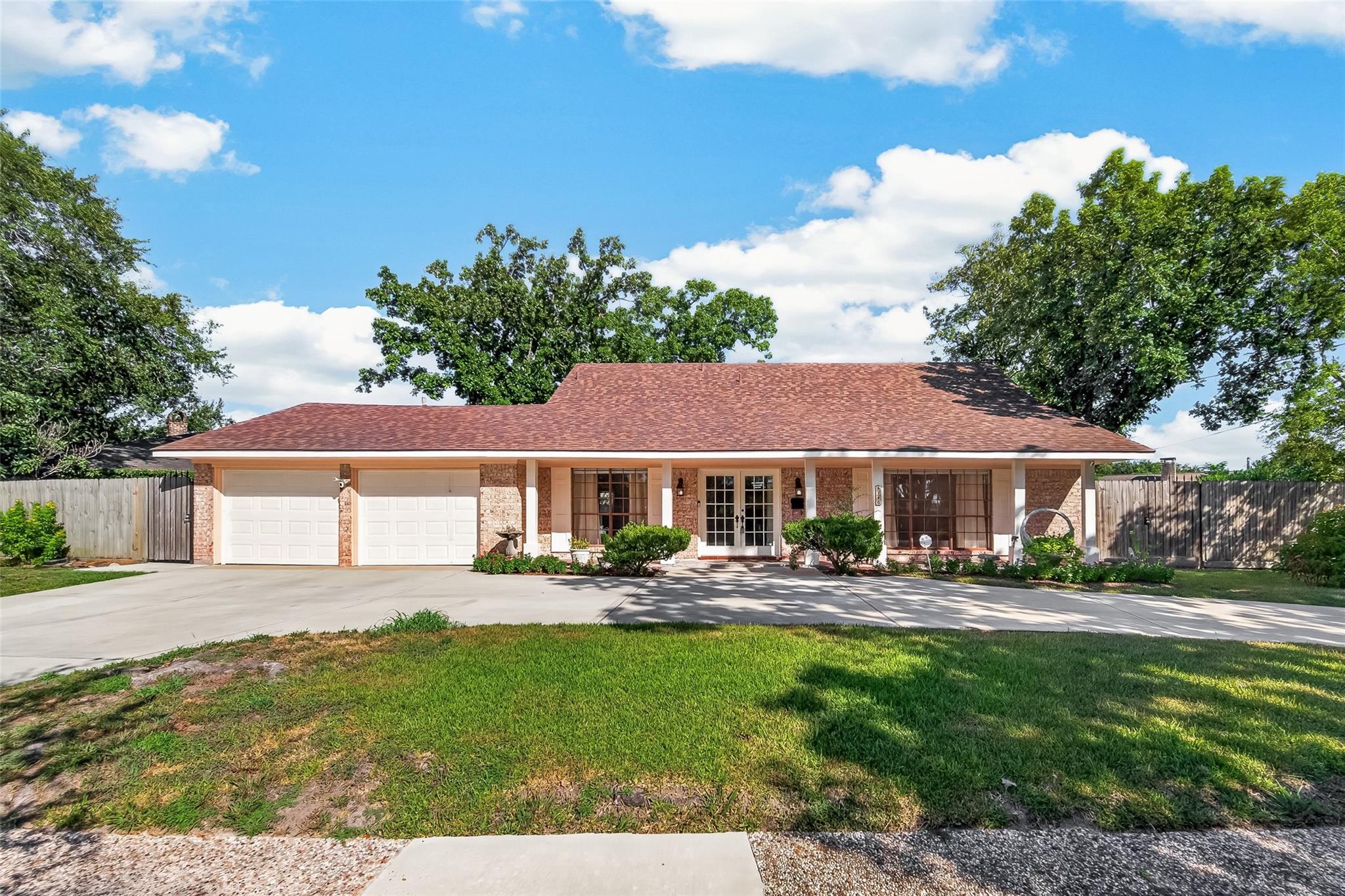 6710 Burning Tree Dr, Houston, TX 77036