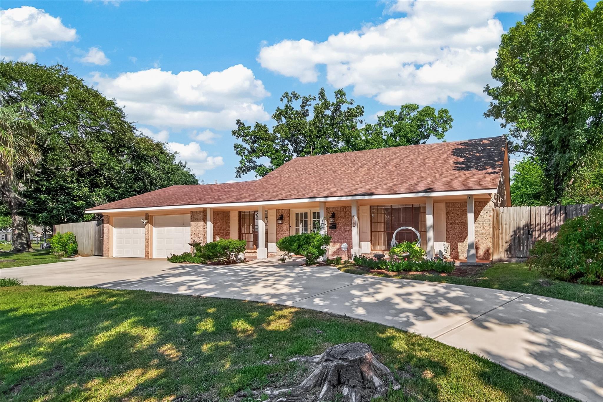 6710 Burning Tree Dr, Houston, TX 77036 photo