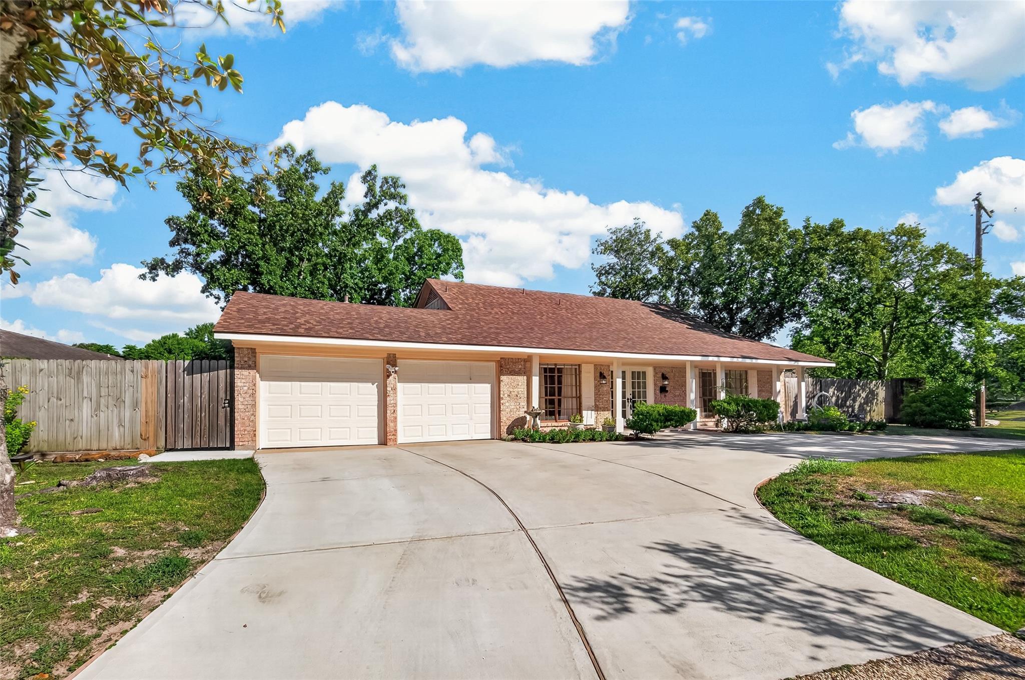 6710 Burning Tree Dr, Houston, TX 77036 photo
