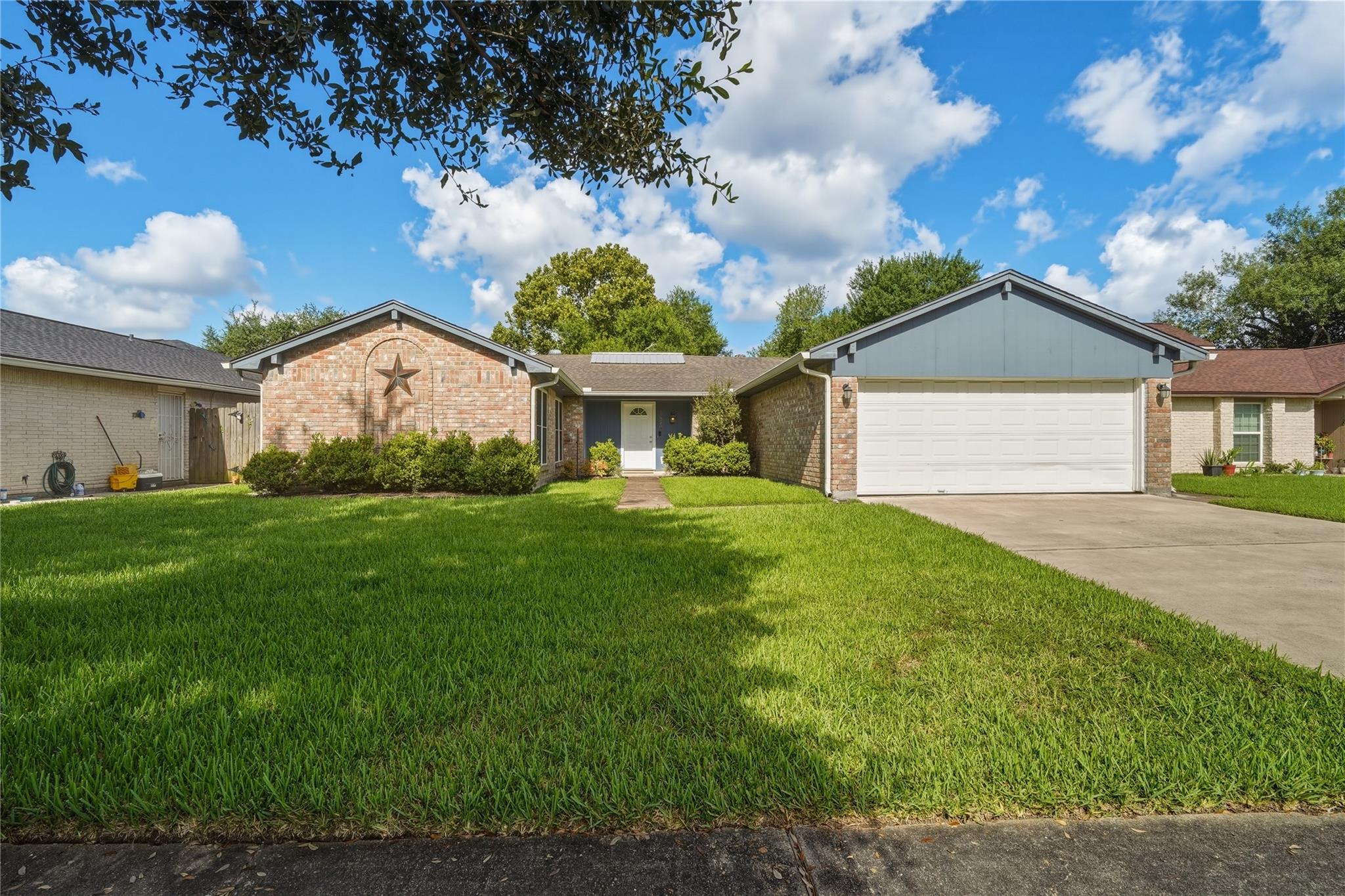 17330 Herrnhut Dr, Webster, TX 77598