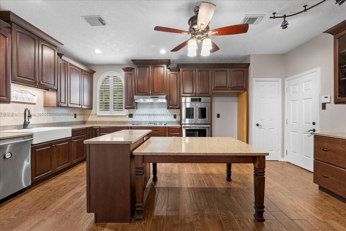 1006 Chesterwood Dr, Pearland, TX 77581 photo