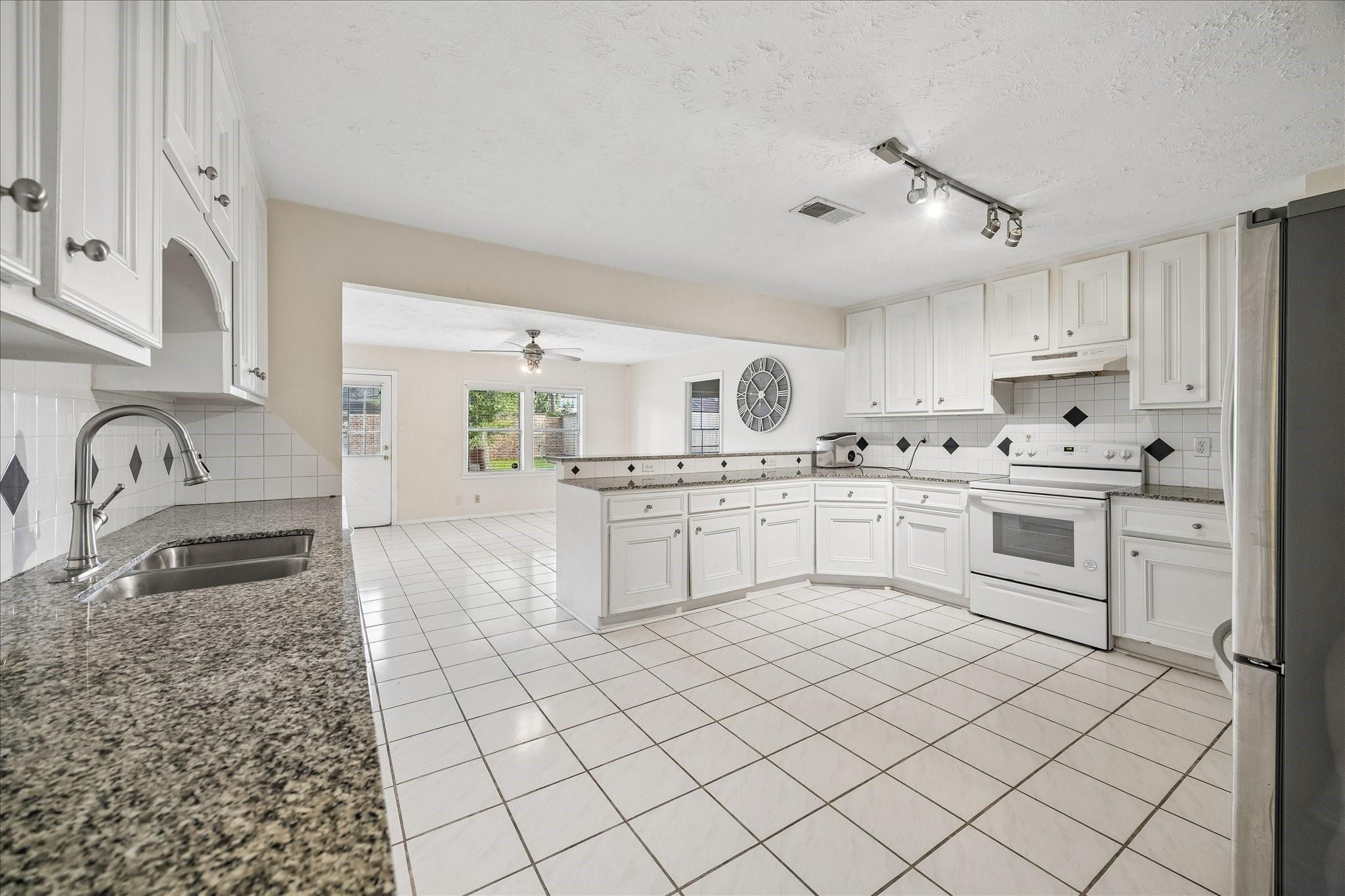 6621 Westview, Houston, TX 77055 photo