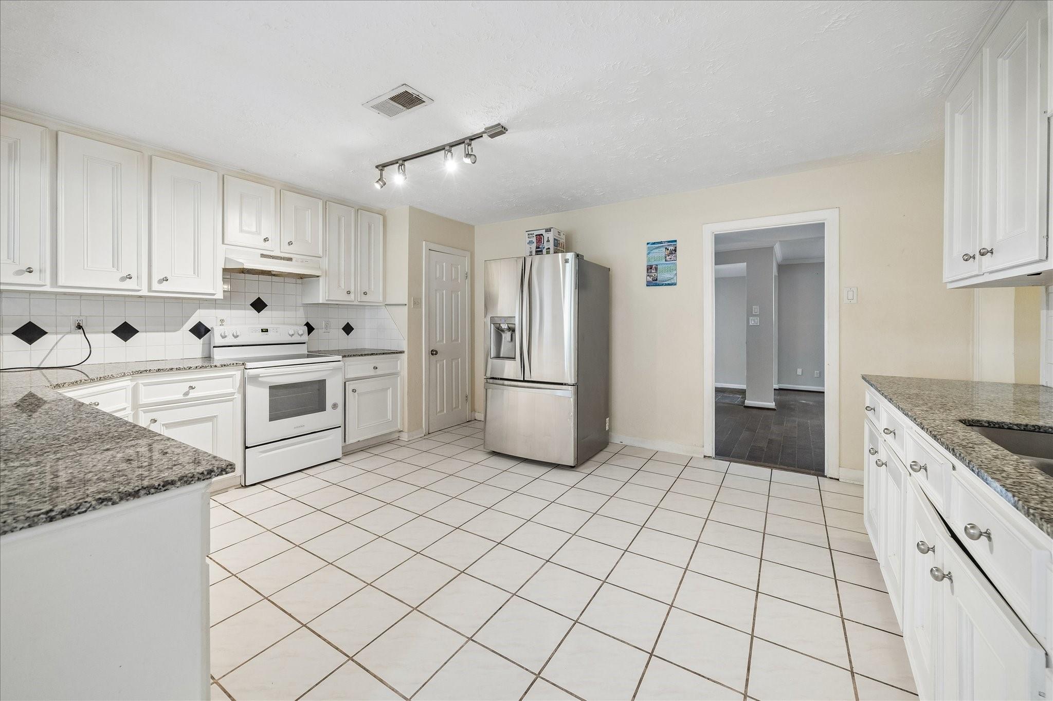 6621 Westview, Houston, TX 77055 photo
