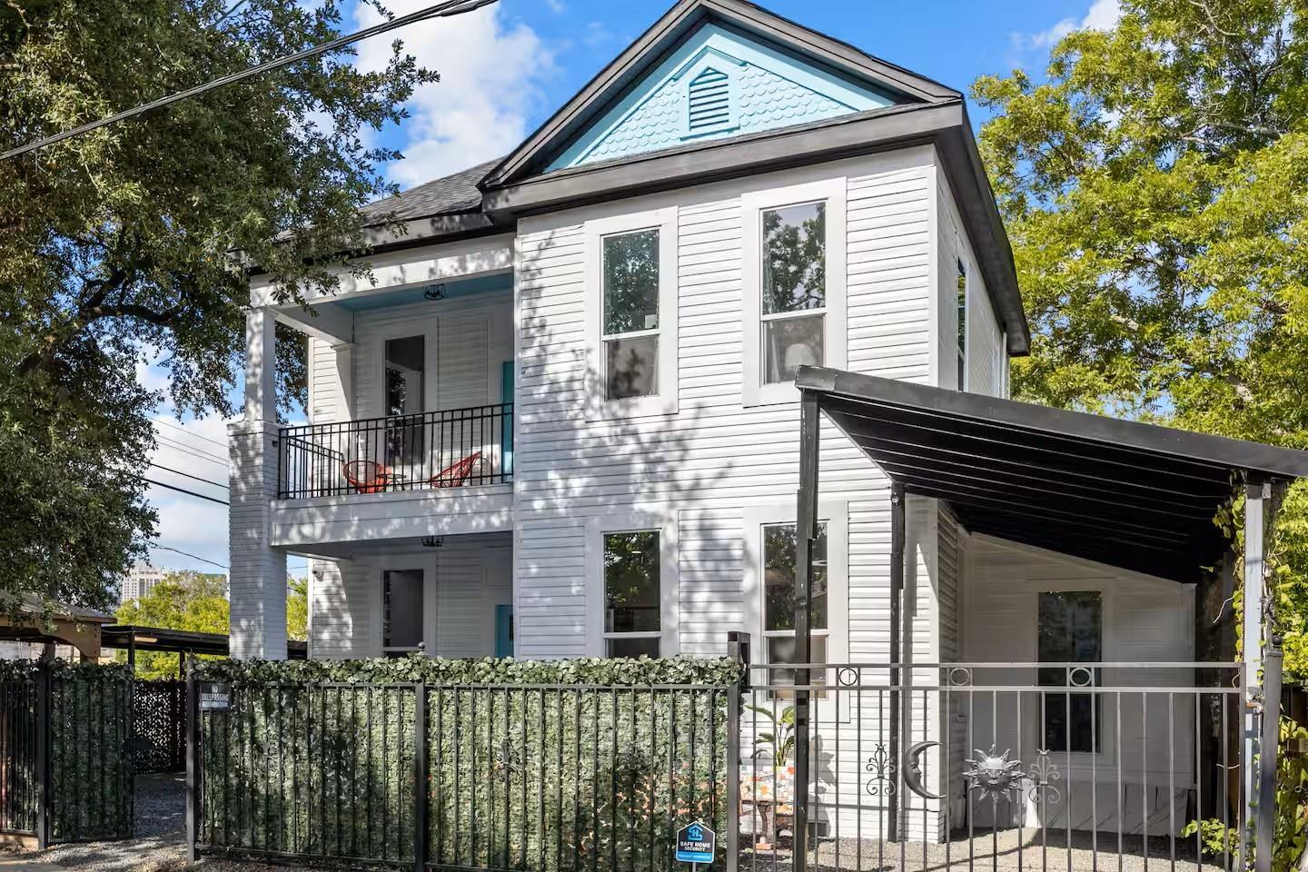 1015 Brooks St, Houston, TX 77009