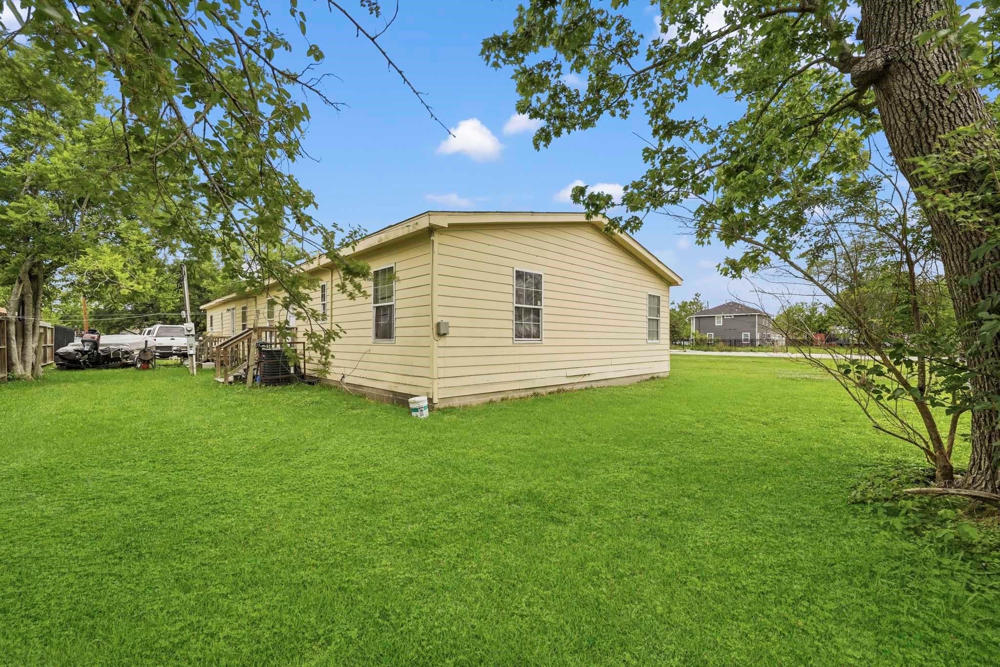 7446 Weyburn St, Houston, TX 77028 photo